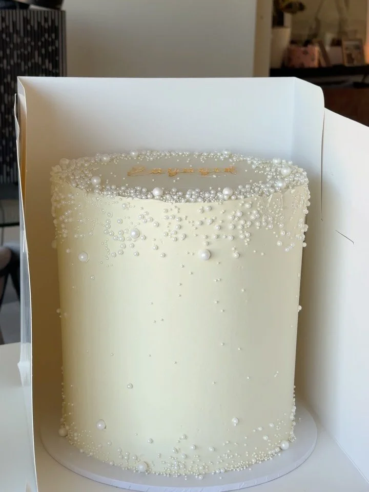 i had the absolute privilege of creating this for @latishaclarkk engagement party 🤍🍰

it was a biggg one, but i had so much fun making it (i will be finding pearls everywhere for the foreseeable future 🤪)

such a surreal feeling dropping this cake