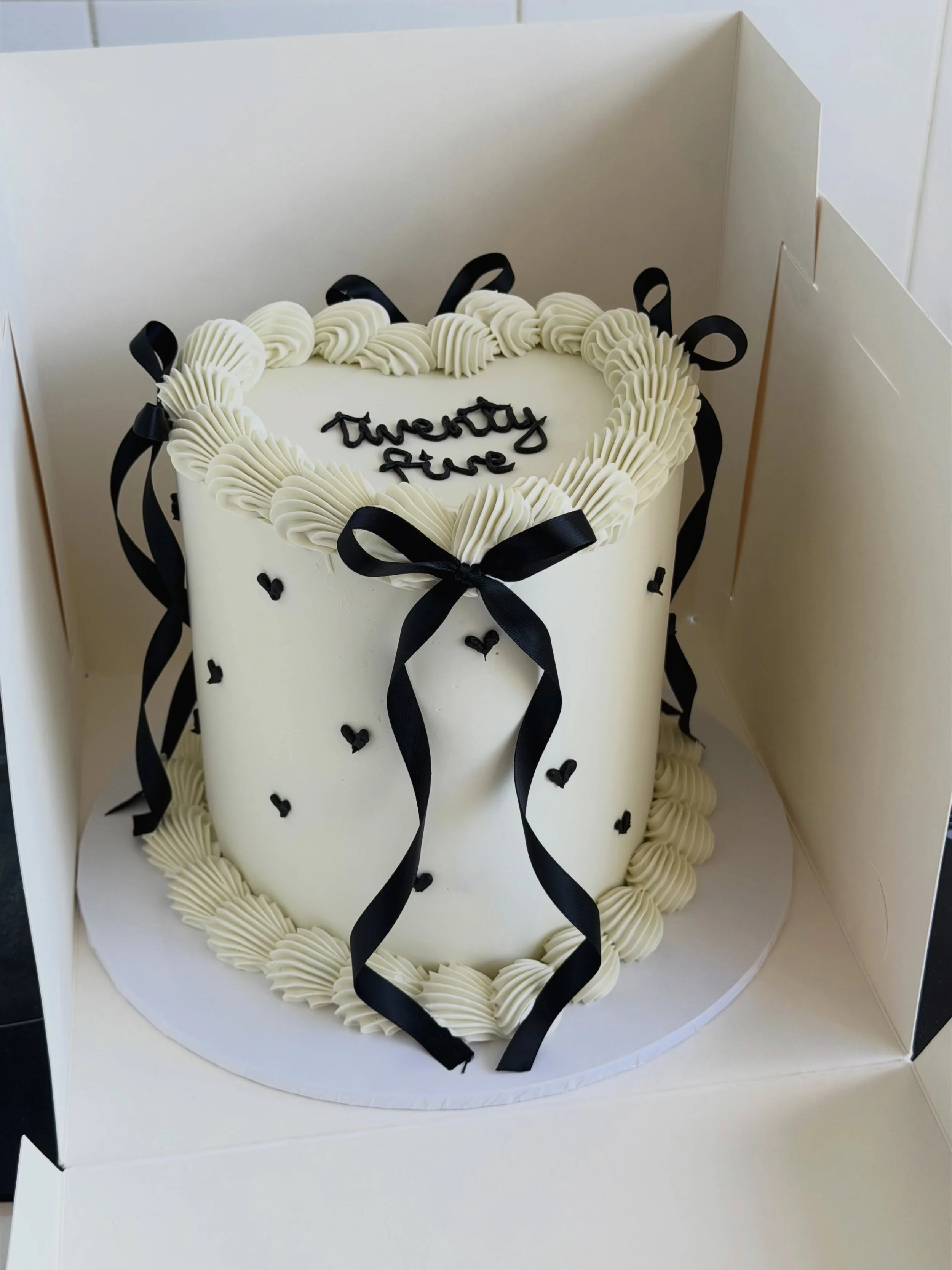 always love a crispy white and black moment 🤍🍰✨