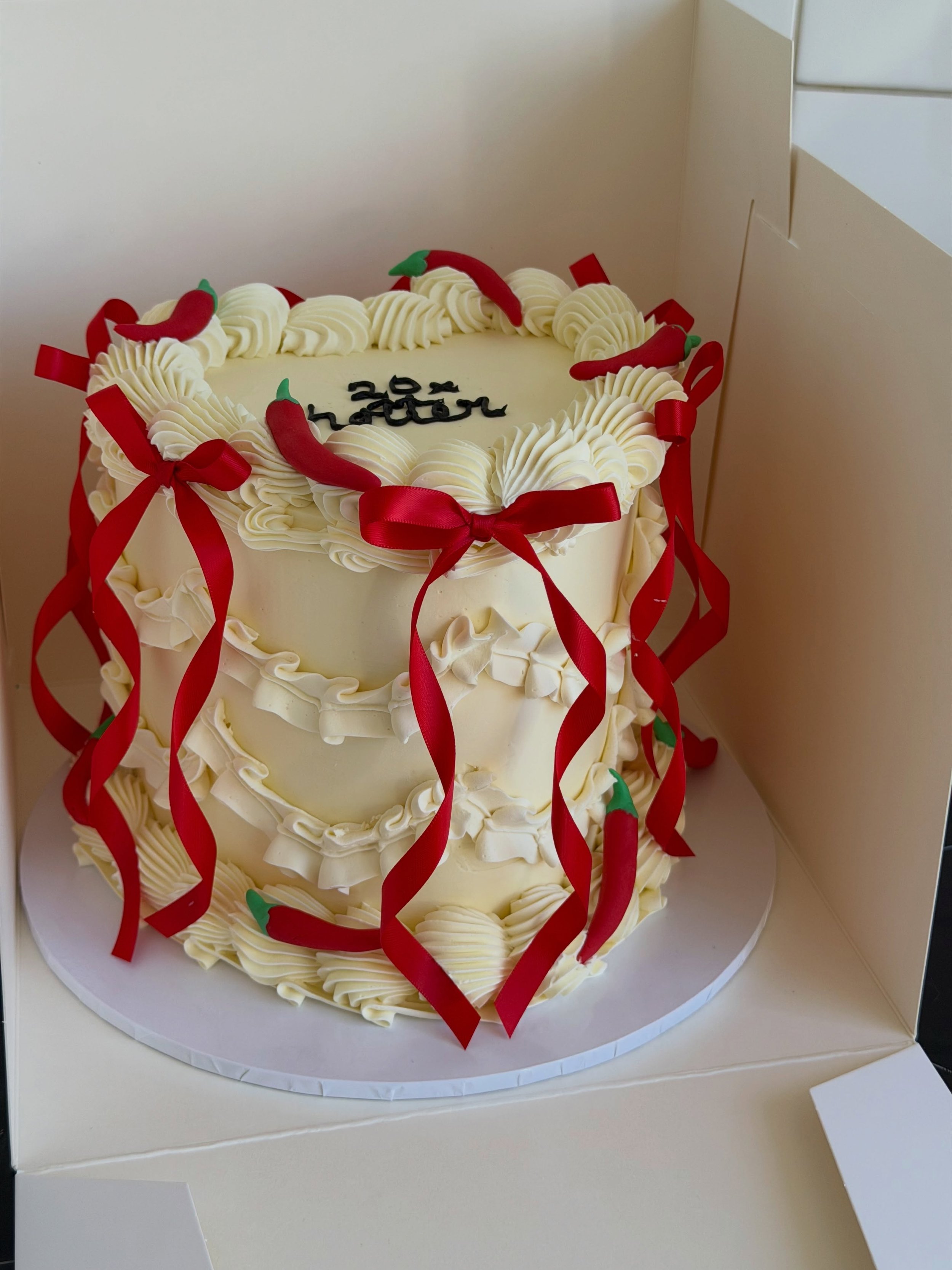 this chilli cake was SUCH a vibe 🌶️

if you&rsquo;ve got a cake idea sitting in your camera roll waiting for its moment&hellip; this is your sign to send it my way 🙂&zwj;&harr;️🙂&zwj;&harr;️

bookings are open 💌
📍 oxenford, gold coast
🎂 custom 