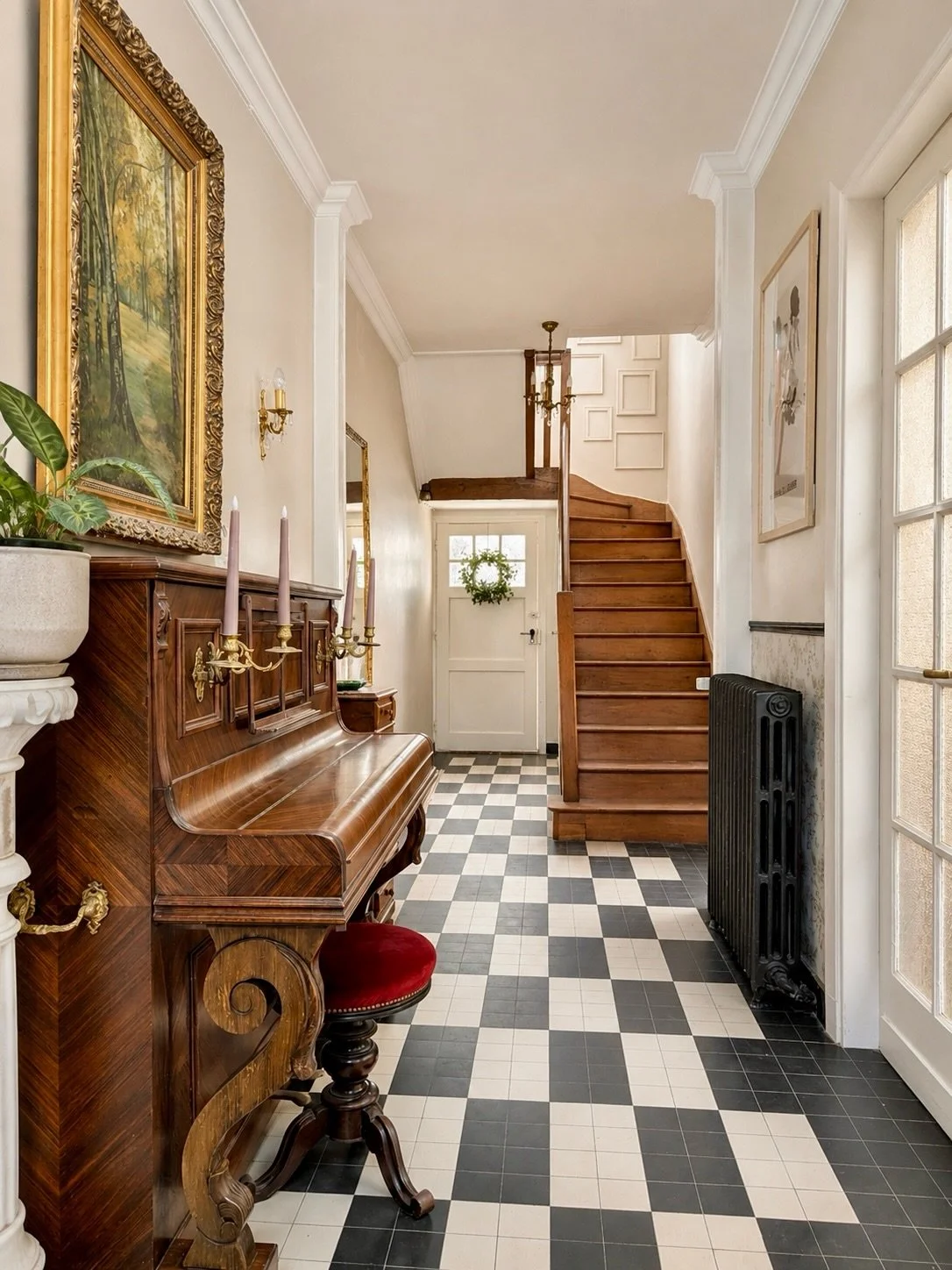 Cette maison a cent ans 😱

Je m&rsquo;appelle Lauriane. 
Le jour, je suis DRH dans une soci&eacute;t&eacute; d&rsquo;informatique. Le reste du temps, je r&eacute;nove, je chine, je monte des murs de cadres &agrave; 23h et je re&ccedil;ois des gens d