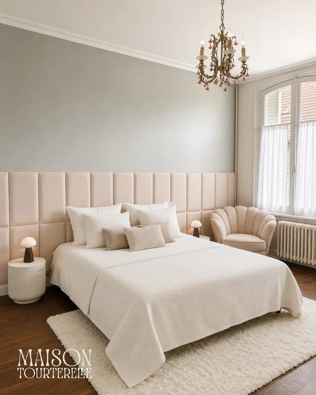 Une t&ecirc;te de lit sur toute la largeur du mur, un lustre &agrave; pampilles centenaire, un fauteuil chin&eacute;.

Une chambre apaisante et r&eacute;confortante.

#maisontourterelle #chambredhotes #interiordesign #maisondevacances