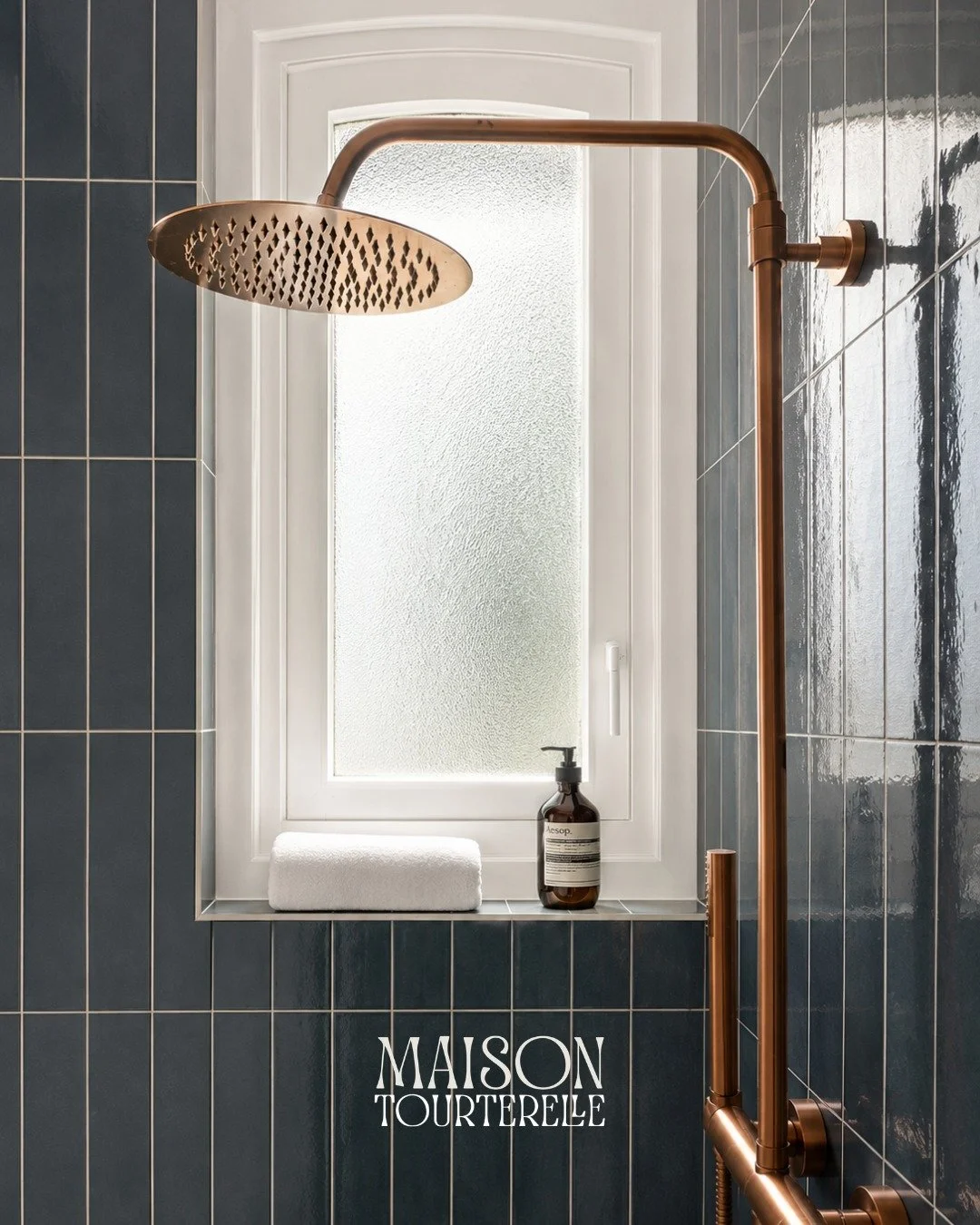 Zellige vert, robinetterie cuivr&eacute;e, une fen&ecirc;tre arrondie. 
La pi&egrave;ce la plus petite de la maison est celle dans laquelle on passe un vrai moment de relaxation.

Une petite salle d'eau &agrave; d&eacute;couvrir lorsque l'on privatis