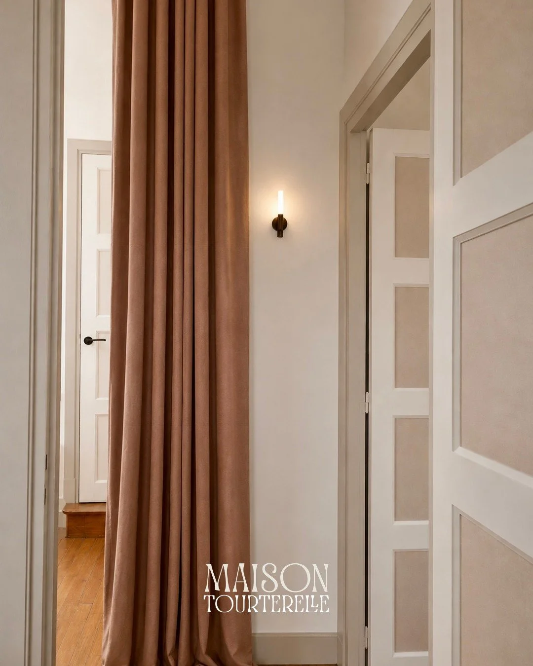 Un rideau, des portes anciennes, une applique. 
Le palier qui dessert les chambres annonce la d&eacute;tente.

#chambredhote #maisontourterelle #decoration