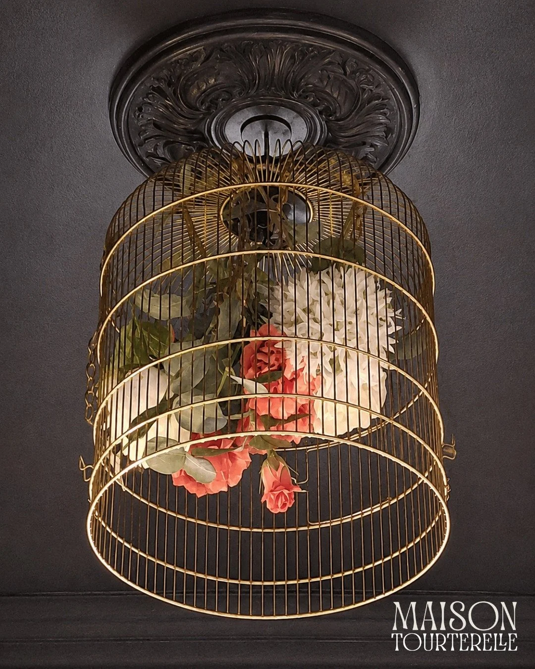 Une rosace au plafond, une cage chin&eacute;e, des fleurs &agrave; l'int&eacute;rieur. &Ccedil;a n'a aucune fonction.

C'est exactement pour &ccedil;a que c'est l&agrave;.

La maison raconte son histoire dans les moindres d&eacute;tails. A vous de le