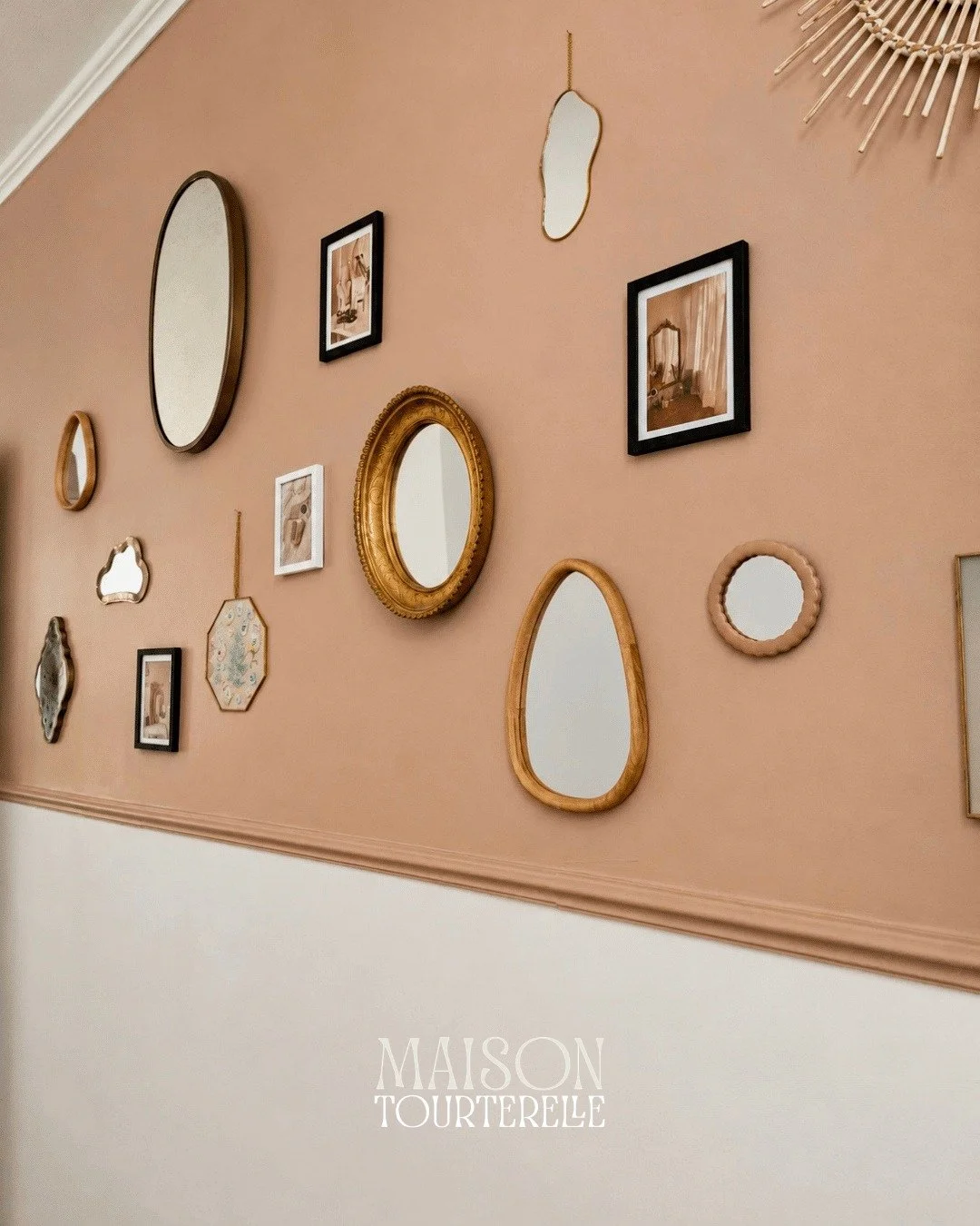 L&rsquo;un des partis pris de la maison : on regroupe plut&ocirc;t que disperser.

Une dizaine de miroirs sur un seul pan de mur rose ou dispers&eacute;s dans la maison, les miroirs anciens sont l&agrave; pour vous voir briller !

#murdemiroirs #inte