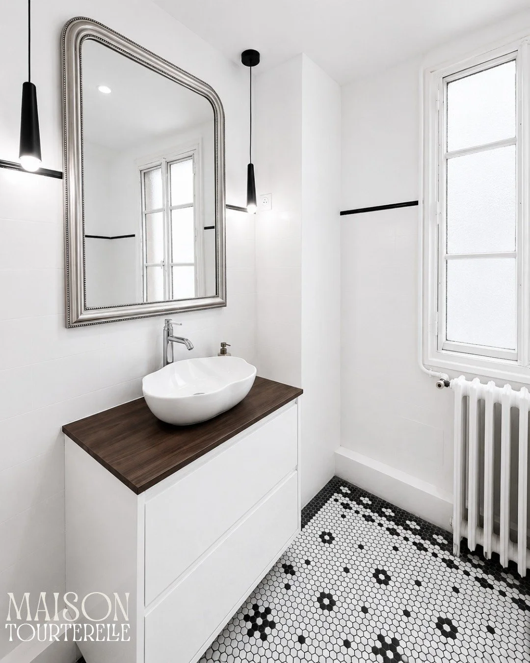Un miroir restaur&eacute;, deux suspensions fines, une mosa&iuml;que hexagonale noire et blanche que j&rsquo;ai cr&eacute;&eacute;e et pos&eacute;e moi-m&ecirc;me au sol.

Trois salles d'eau dans la maison. Celle-ci n&rsquo;est pas la plus grande, ma