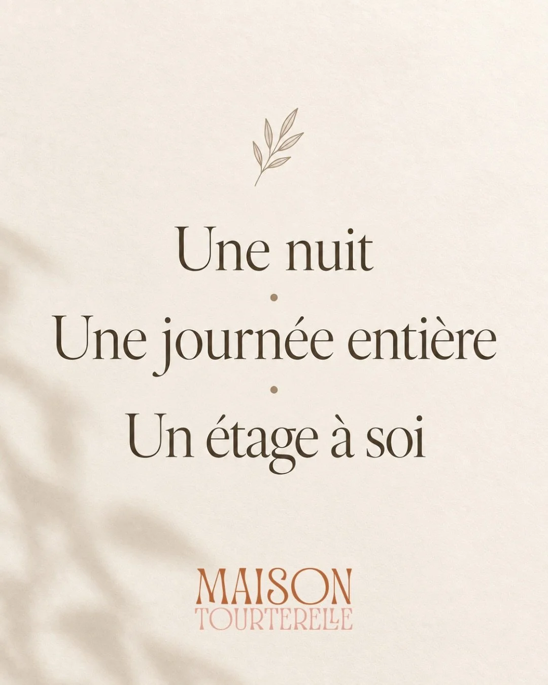 Et si une nuit vous offrait une journ&eacute;e enti&egrave;re dans le loft de la @maison.tourterelle ?

Ici, on n&rsquo;arrive pas en fin d&rsquo;apr&egrave;s-midi pour repartir au petit matin. 
On pose son sac &agrave; 17 h, on d&icirc;ne sous les t