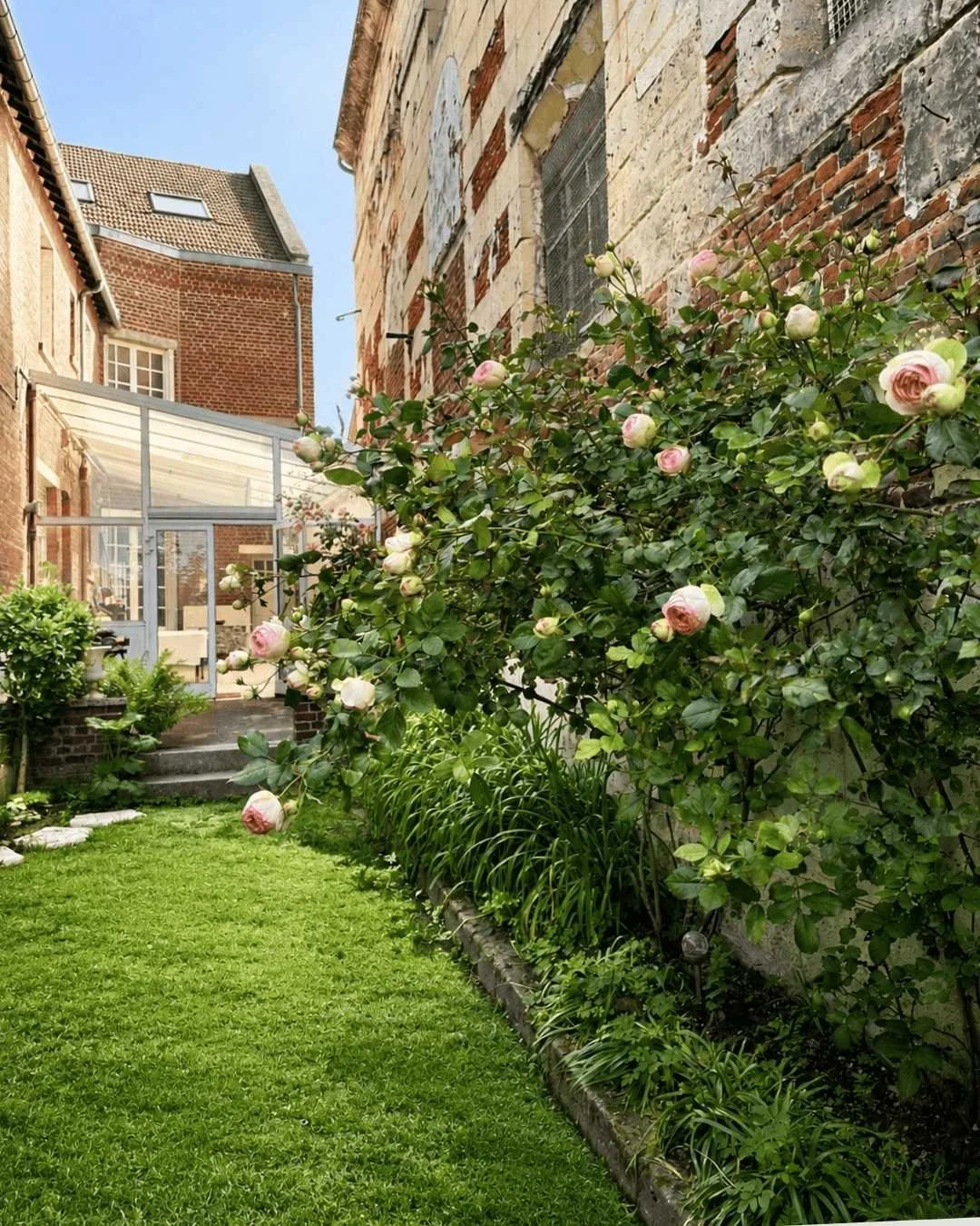 L'art de vivre et de créer dans la Maison Tourterelle grâce a sa véranda que l'on voit du jardin