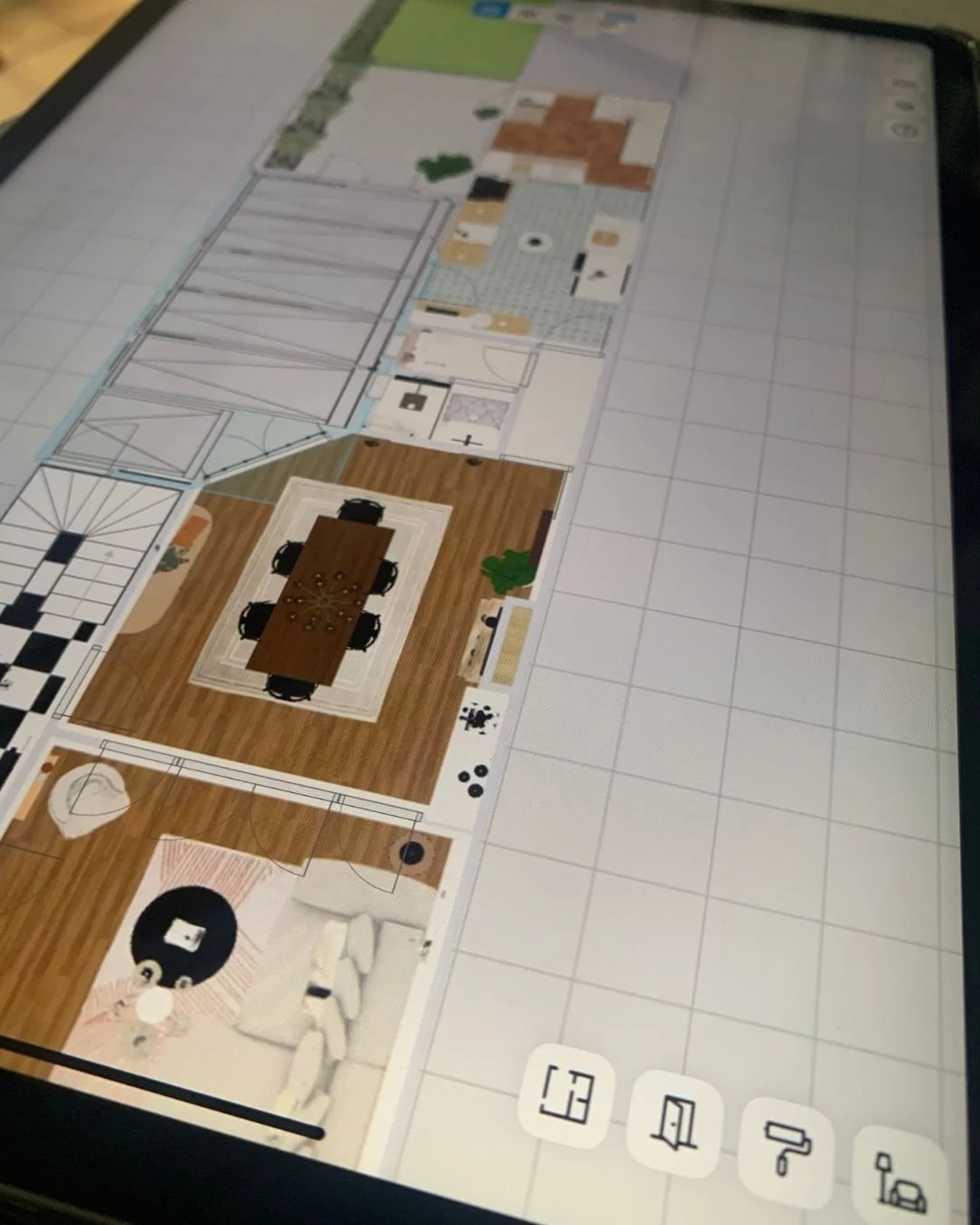 Plan d'intérieur de la Maison Tourterelle avec différentes pièces, notamment une salle à manger avec une grande table et des chaises, une pièce avec un canapé, et d'autres espaces.