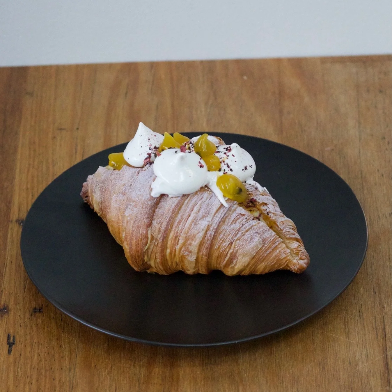 💛 JULY SPECIAL 💛

Sunshine in croissant form.

Tart passionfruit curd, topped with toasted meringue, bursting with vanilla cr&egrave;me patissiere custard, fresh passionfruit pulp and a sprinkle of freeze-dried blueberries for the perfect balance o