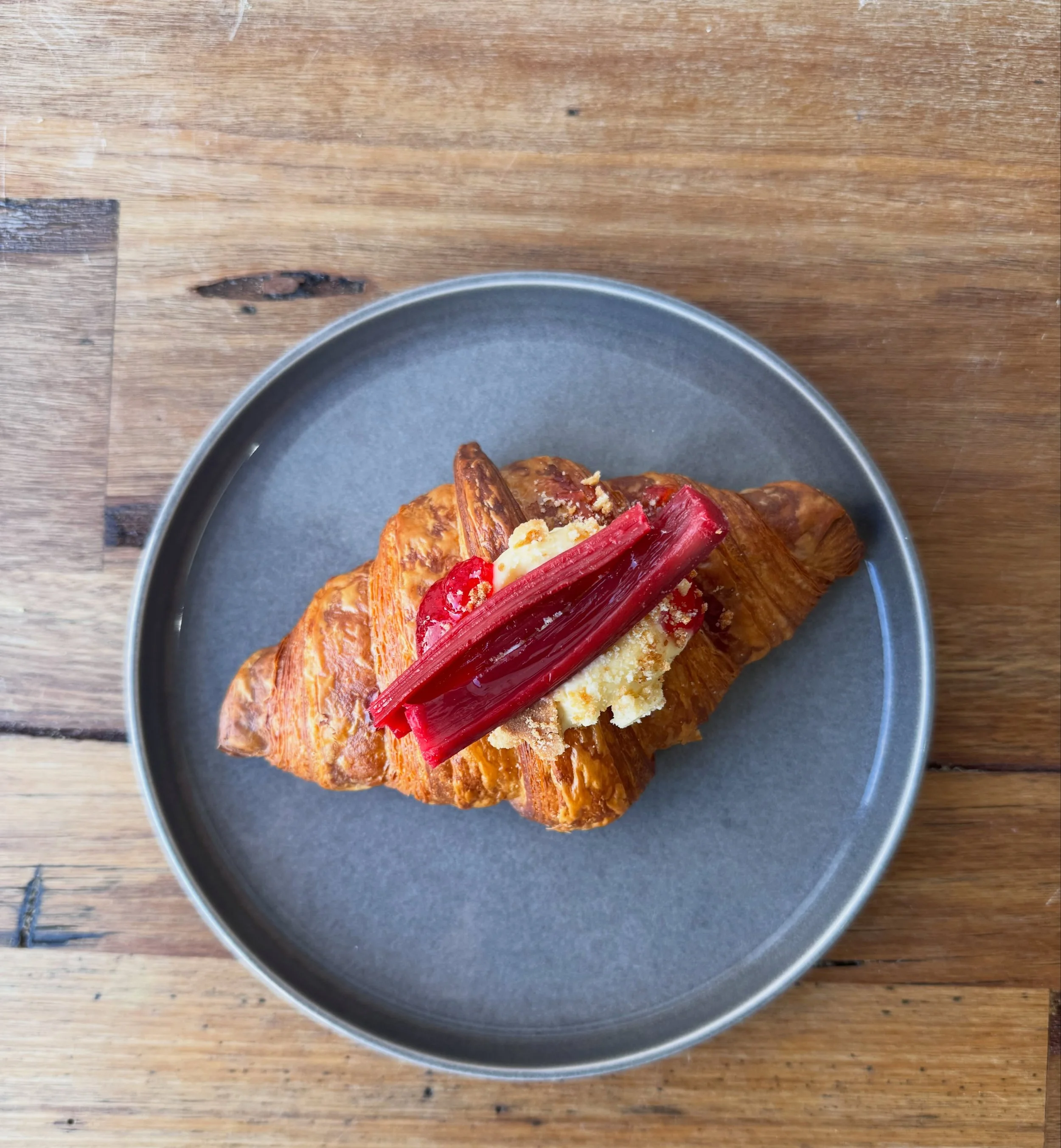 September Pastry drop 🥳
Poached vanilla bean Rhubarb with cr&egrave;me patissiere, tart crumb and a rhubarb gel