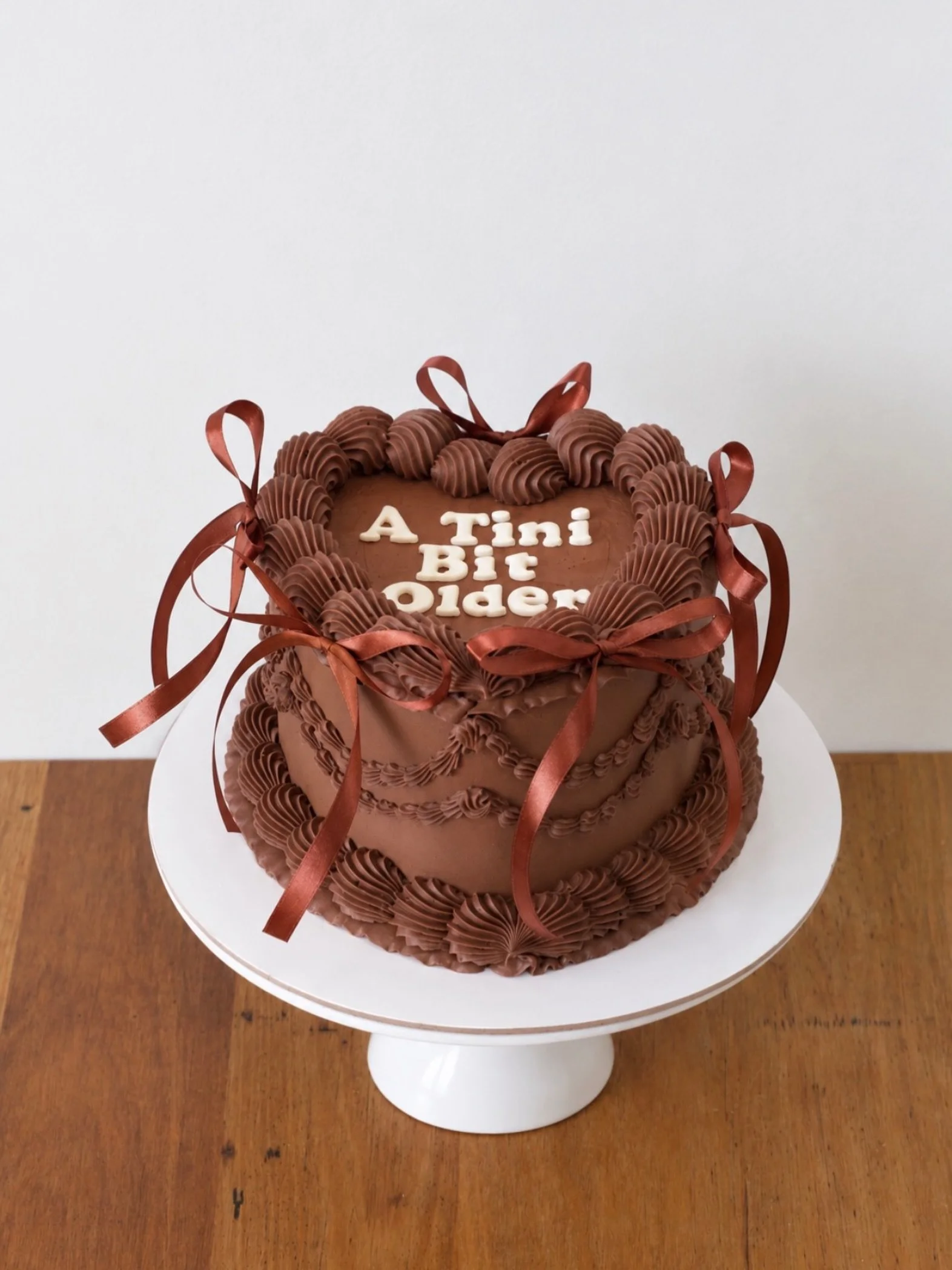 A tini bit older&hellip; but make it chocolate 🍸🤎

Vintage piping, satin bows and a whole lot of chocolate buttercream.
Save this for your next birthday cake inspo ✨

#ilmacakesco #Warrnambool #BirthdayCake #VintageCake #ChocolateCake CakeInspo Cus