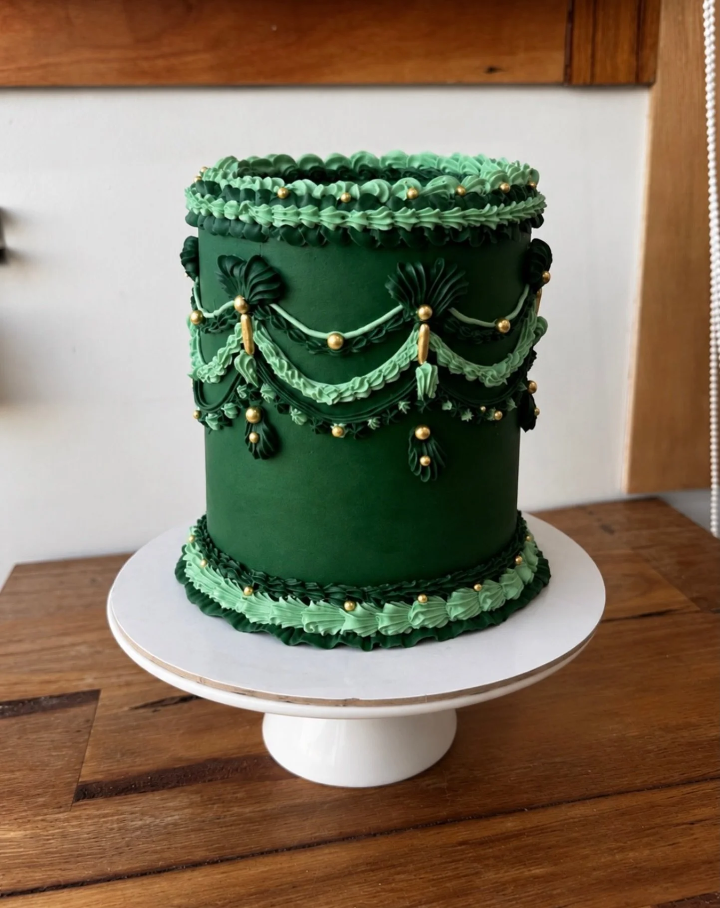 Retro emerald green for the win, elegant and timeless with gold accents. #ilmacakesco #warrnambool #smallbusiness