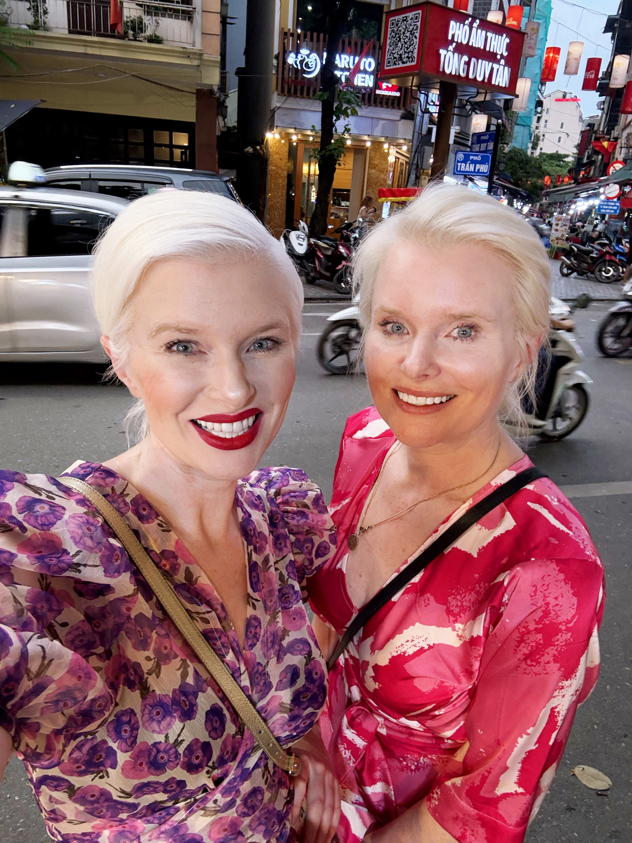 Professional bio headshot portrait of San Francisco creative director Kate Catalinac and her twin sister Emma Thompson New Zealand.