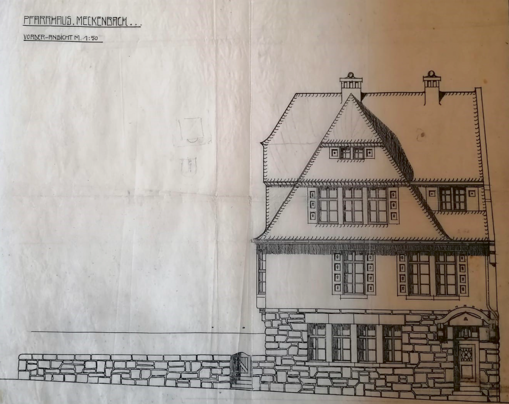 Architektonischer Entwurf eines Hauses mit einem steinernen Sockel, großen Fenstern und einem spitz zulaufenden Dach, auf dem zwei Schornsteine stehen