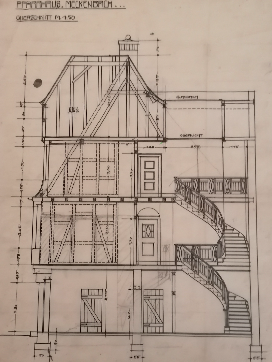 Architektonischer Plan des Pfarrhauses Meckenbach, zeigt Grundriss und Höhenansicht, mit Treppen, Türen und Fenstern, beschriftet in Deutsch.