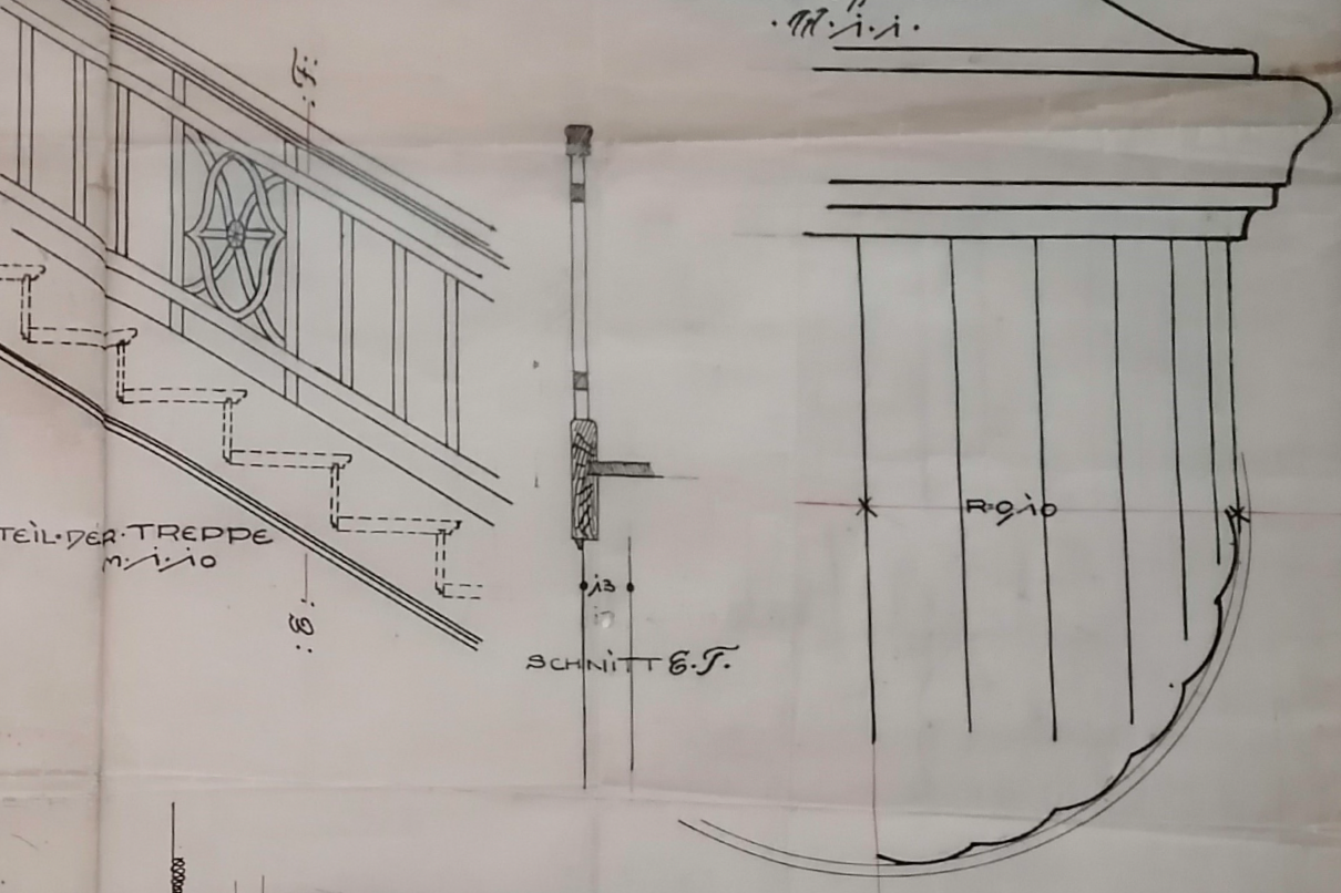 Technische Zeichnung eines Treppenteils mit Details der Balustrade und Stützstruktur, inklusive Maßen und Schnitten.