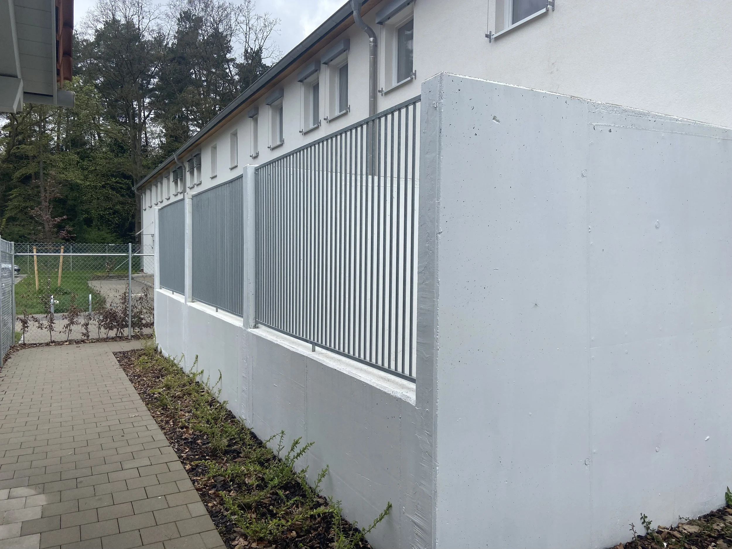 Quarantänestation Außenbereich eines Tierheim Hundehauses
