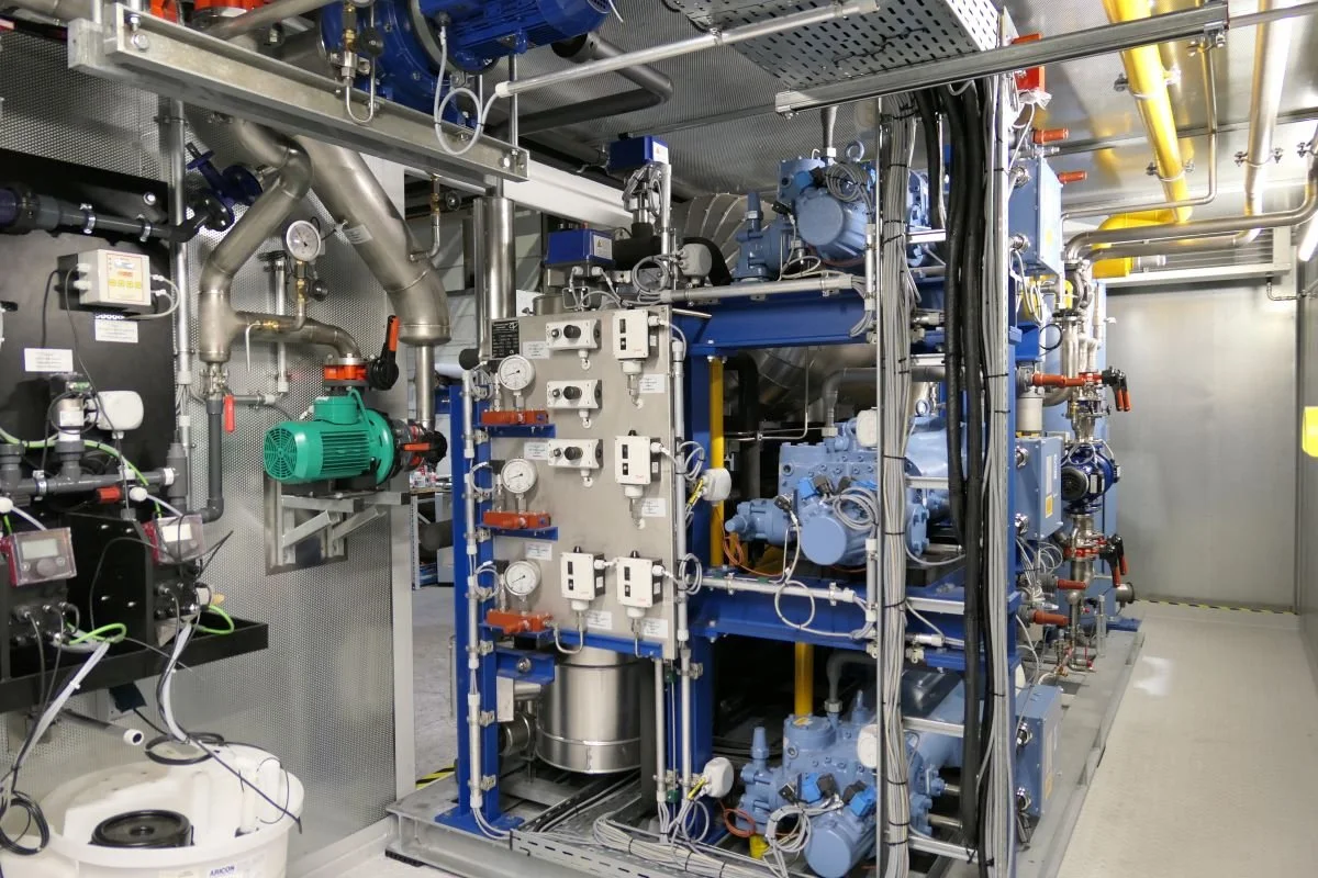 srm-germany-wasserburg-bodensee-halbhermetische-verdichter-nh3-referenzen-chiller-container-radfeld.JPG