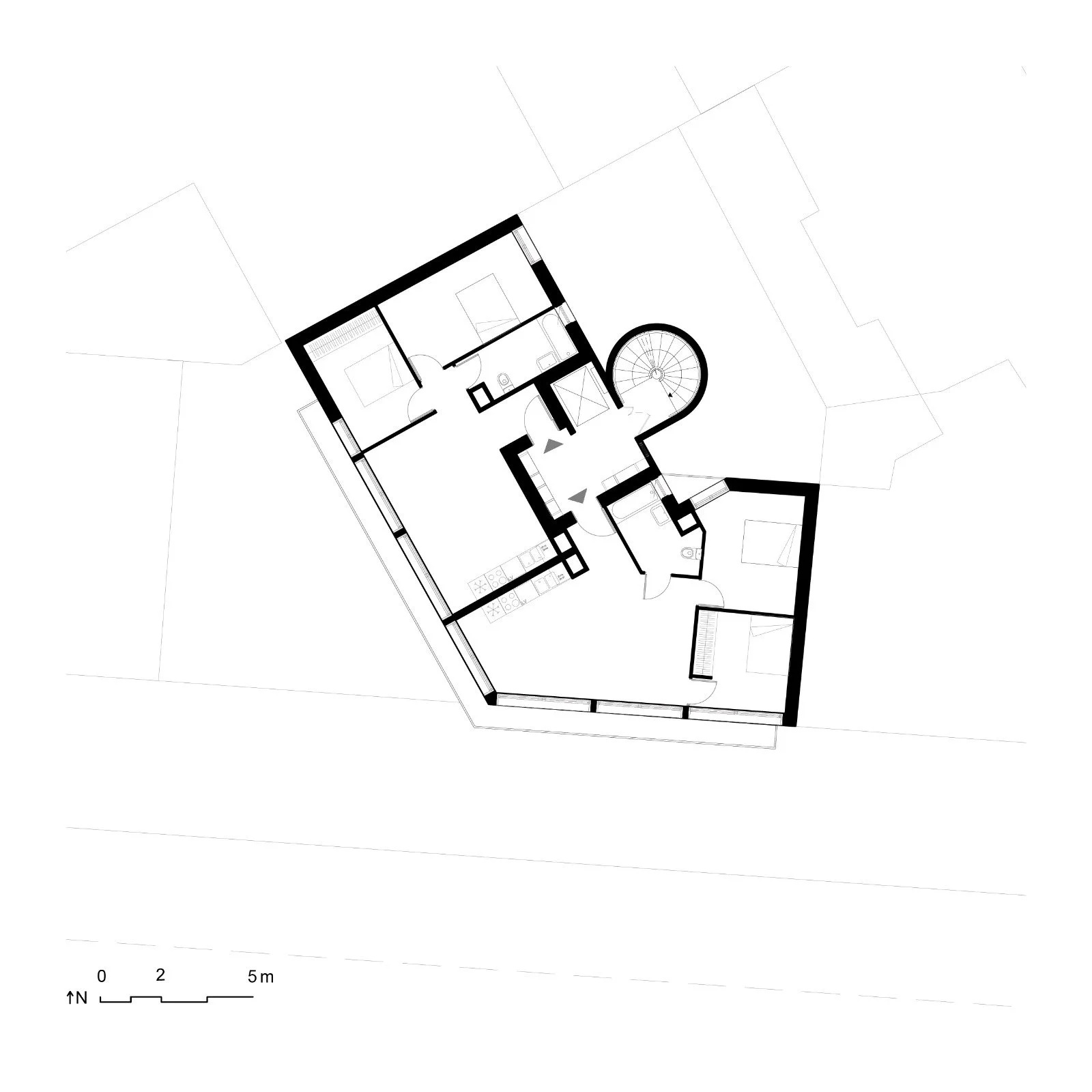 Plan d'étage d'une maison résidentielle avec plusieurs pièces, y compris chambres, salle de bain, cuisine et salon, ainsi qu'un escalier en colimaçon.