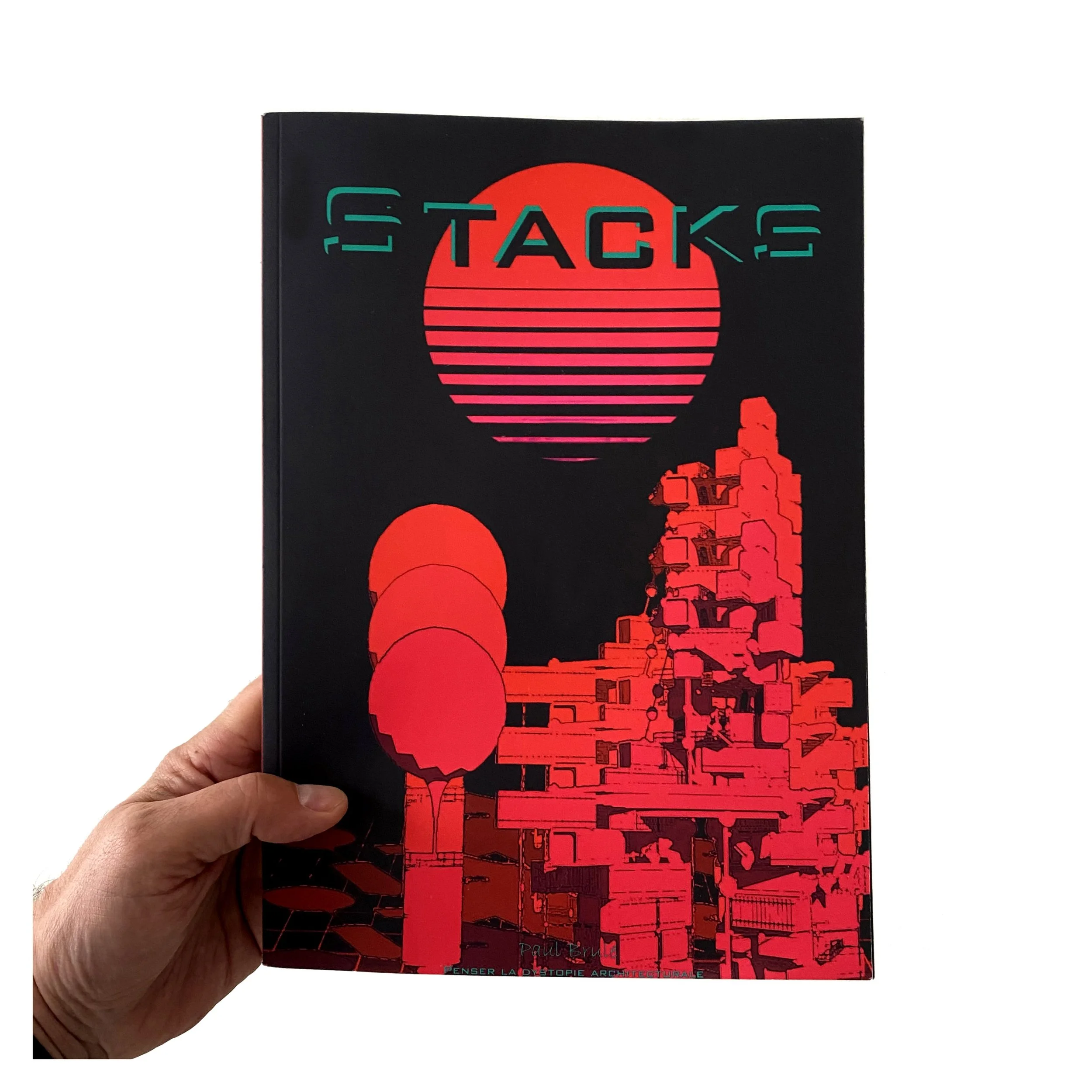 Couverture d'un livre avec illustration d'un coucher de soleil stylisé en rouge et des bâtiments en rouge foncé, avec le titre en français et un nom à la base de la couverture