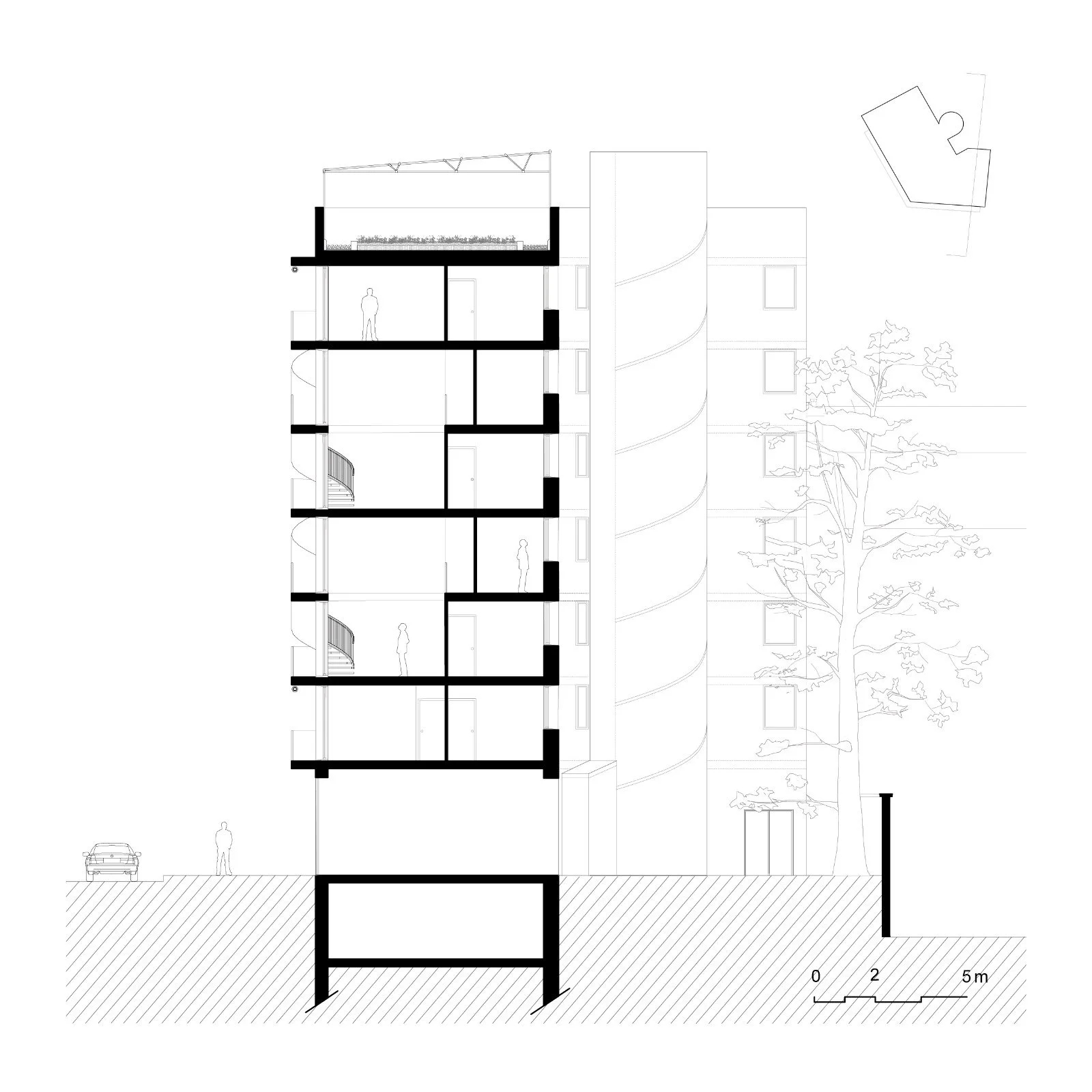 Plan architectural vertical d'un bâtiment à plusieurs étages, avec des coupures montrant la disposition intérieure de chaque niveau, des silhouettes humaines pour l'échelle, un arbre extérieur, une voiture, une échelle de mesure et un plan de toit