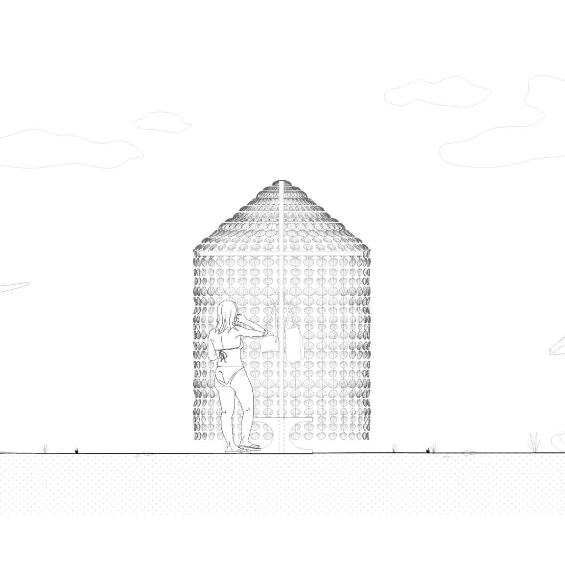 Une femme en maillot de bain se tient devant une structure arrondie en maillons de chaîne, peut-être une sculpture ou une installation artistique, sous un ciel avec quelques nuages.