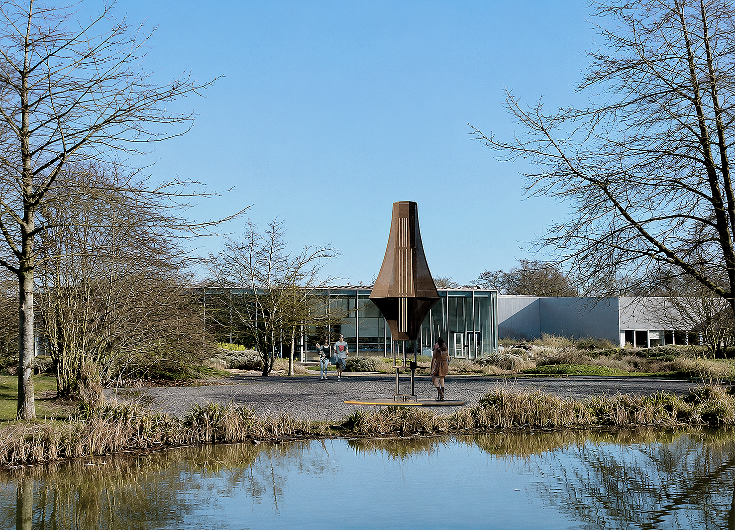 Une image d'un bâtiment moderne avec des grandes fenêtres en verre, entouré de arbres sans feuilles, avec un étang au premier plan. Il y a une statue ou un monument au centre de l'image.