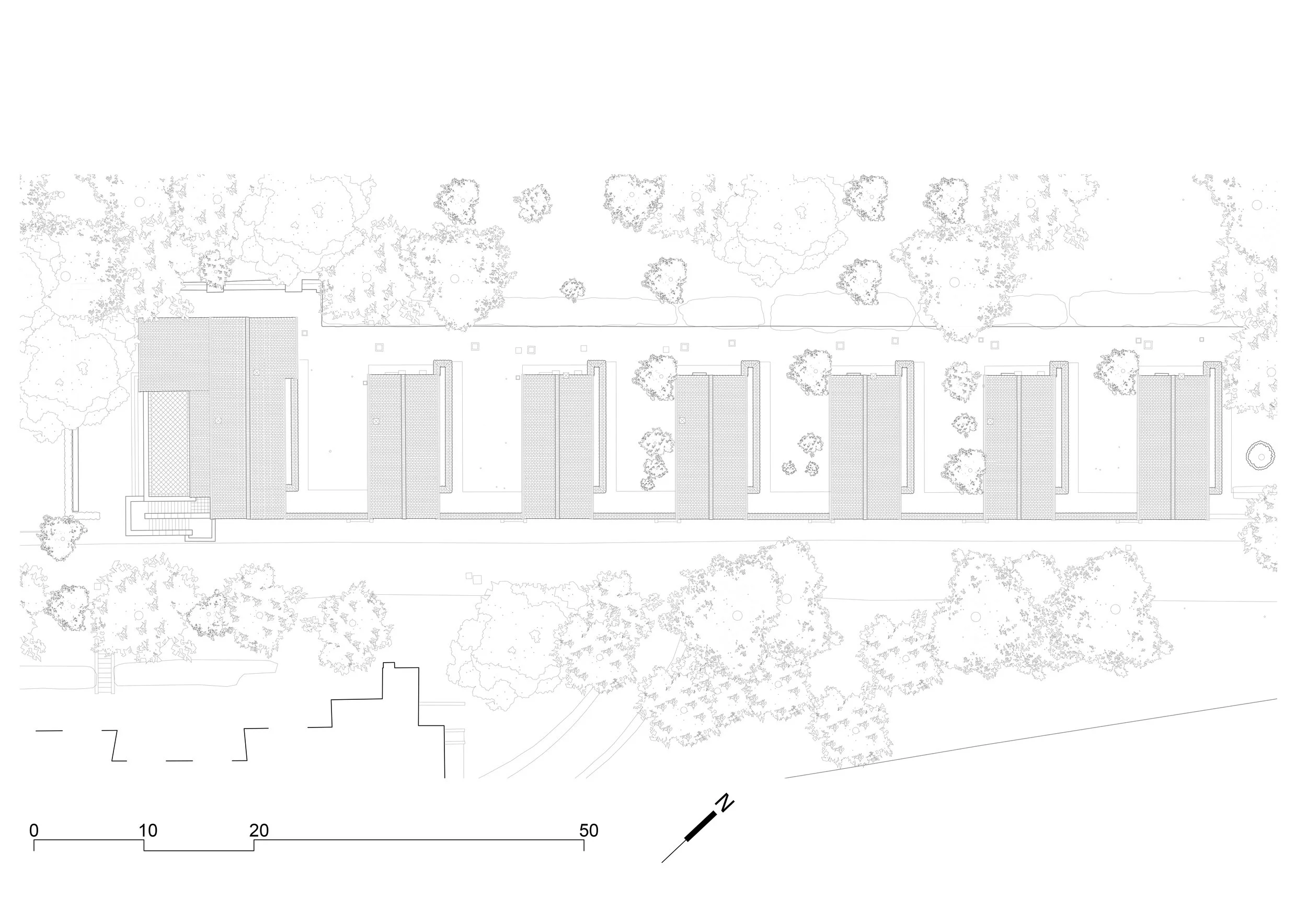 Plan architectural montrant une zone arborée avec plusieurs bâtiments, chemins et un espace ouvert, avec un échelle en bas et une boussole indiquant le nord à droite.