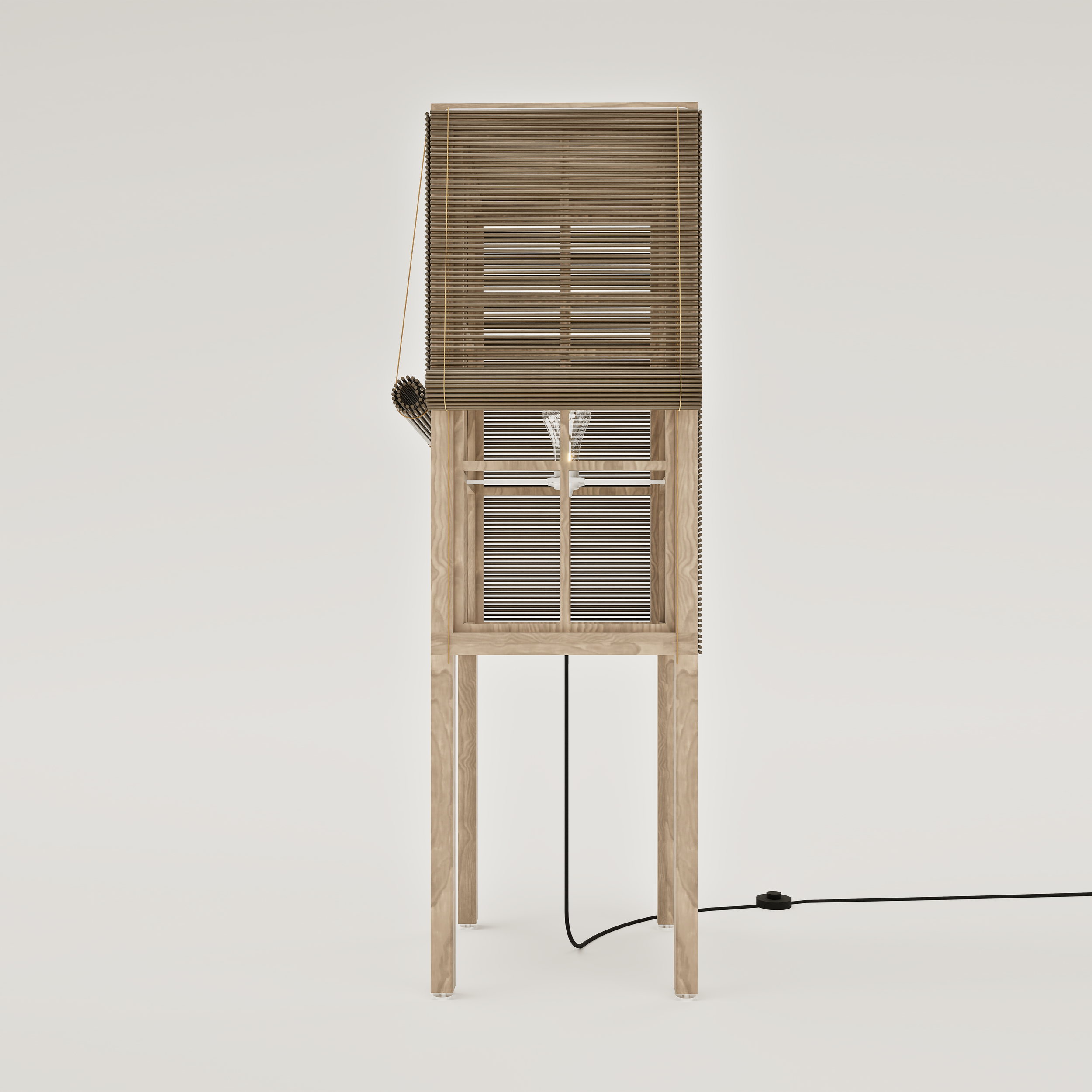 Une lampe ou un objet lumineux avec un panneau de bois composé de lamelles horizontales, connecté à un cordon électrique avec une prise, placé contre un mur gris clair.