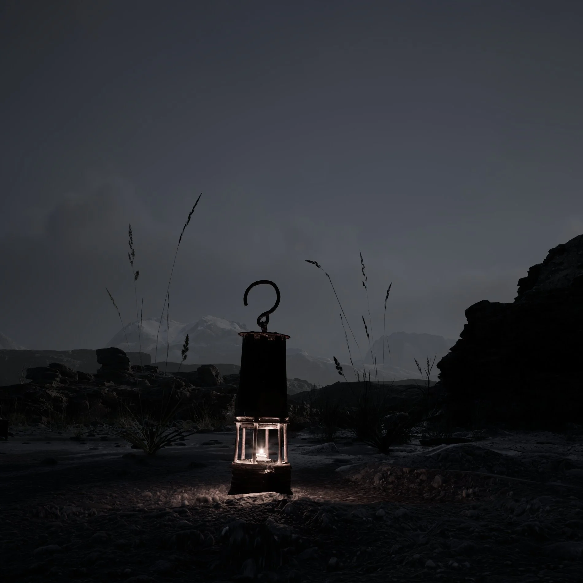 Lampe à pétrole allumée dans un paysage de montagne sombre, vue de nuit avec des montagnes enneigées en arrière-plan.