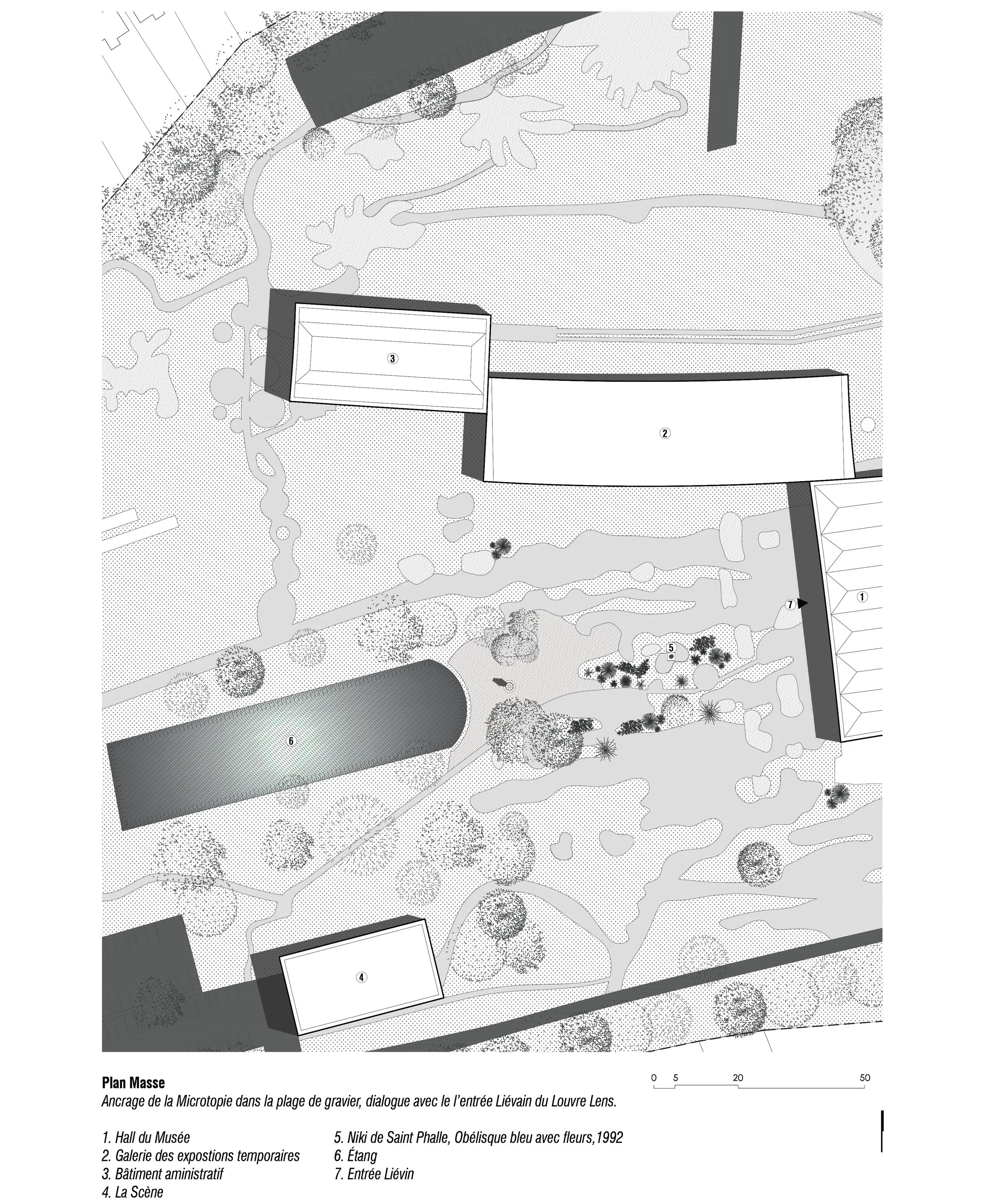 Plan de masse montrant l'ancrage de la Microtopie dans la plage de gravier, en dialogue avec l'entrée Liévin du Louvre Lens. Il inclut divers éléments numérotés tels que le hall du musée, la galerie des expositions temporaires, le bâtiment administra
