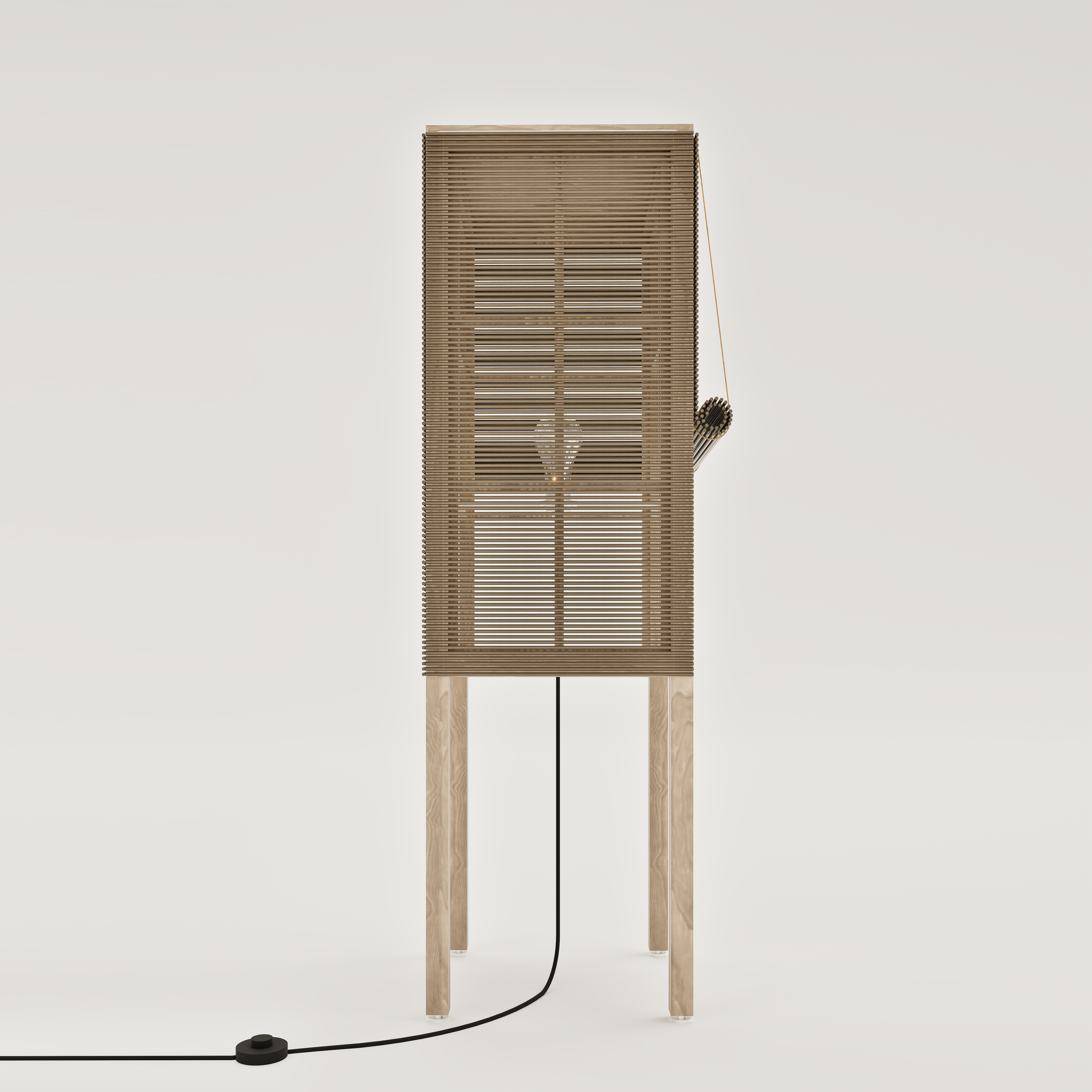 Une lampe en bois avec un abat-jour en forme de lamelle, reposant sur des pieds en bois, avec un cordon électrique noir au sol.