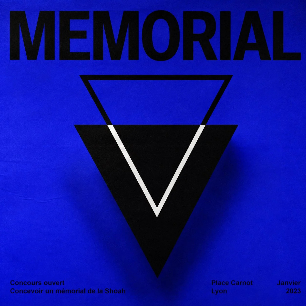 Affiche bleue avec le mot 'MÉMOIRE' en haut, un triangle inversé blanc à l'intérieur d'un triangle noir, et le texte en bas indiquant un concours de mémoire de la Shoah à Lyon en janvier 2023.