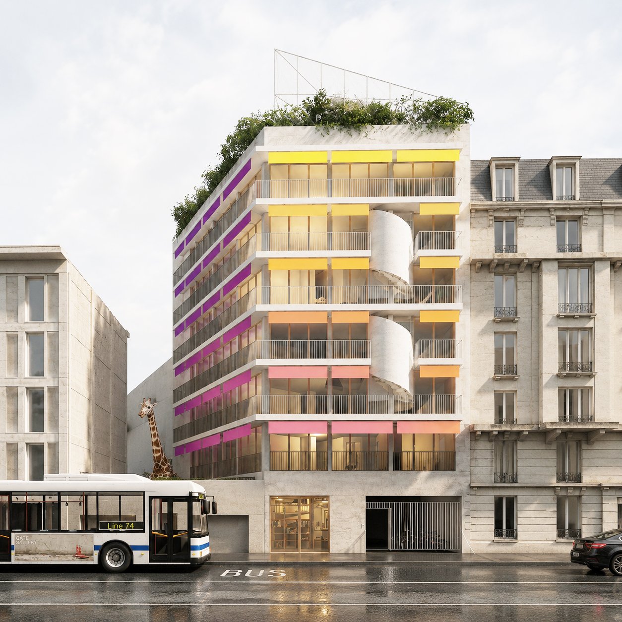 Bâtiment moderne avec des balcons colorés en jaune, orange et violet, à côté d'immeubles classiques, avec une girafe en peluche sur le trottoir et un bus arrêtée devant, sous un ciel nuageux.