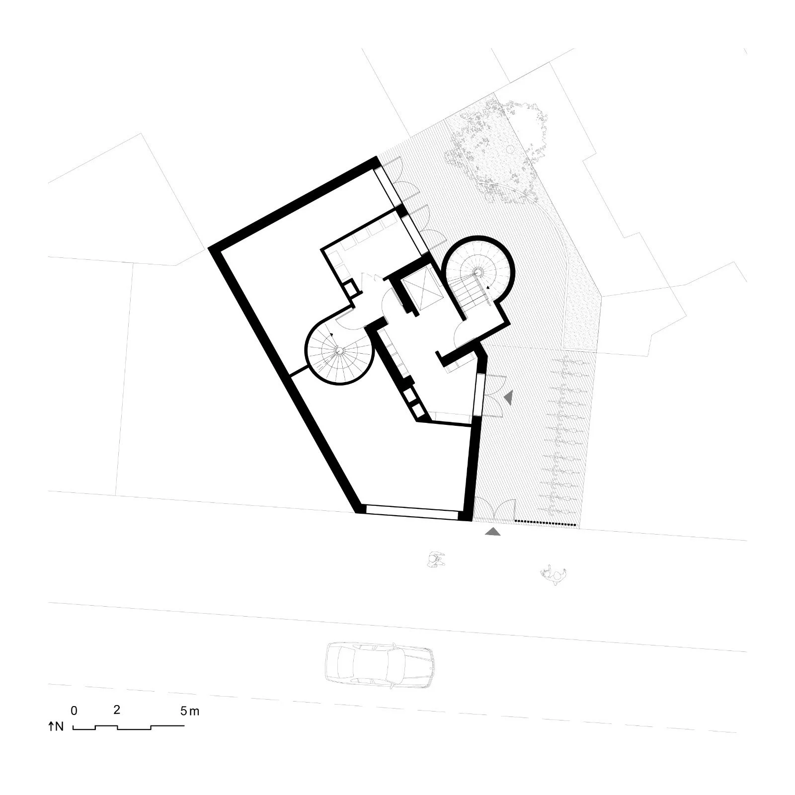 Plan architectural d'une maison avec espace extérieur, comprenant deux escaliers en colimaçon et un arbre dans le jardin.