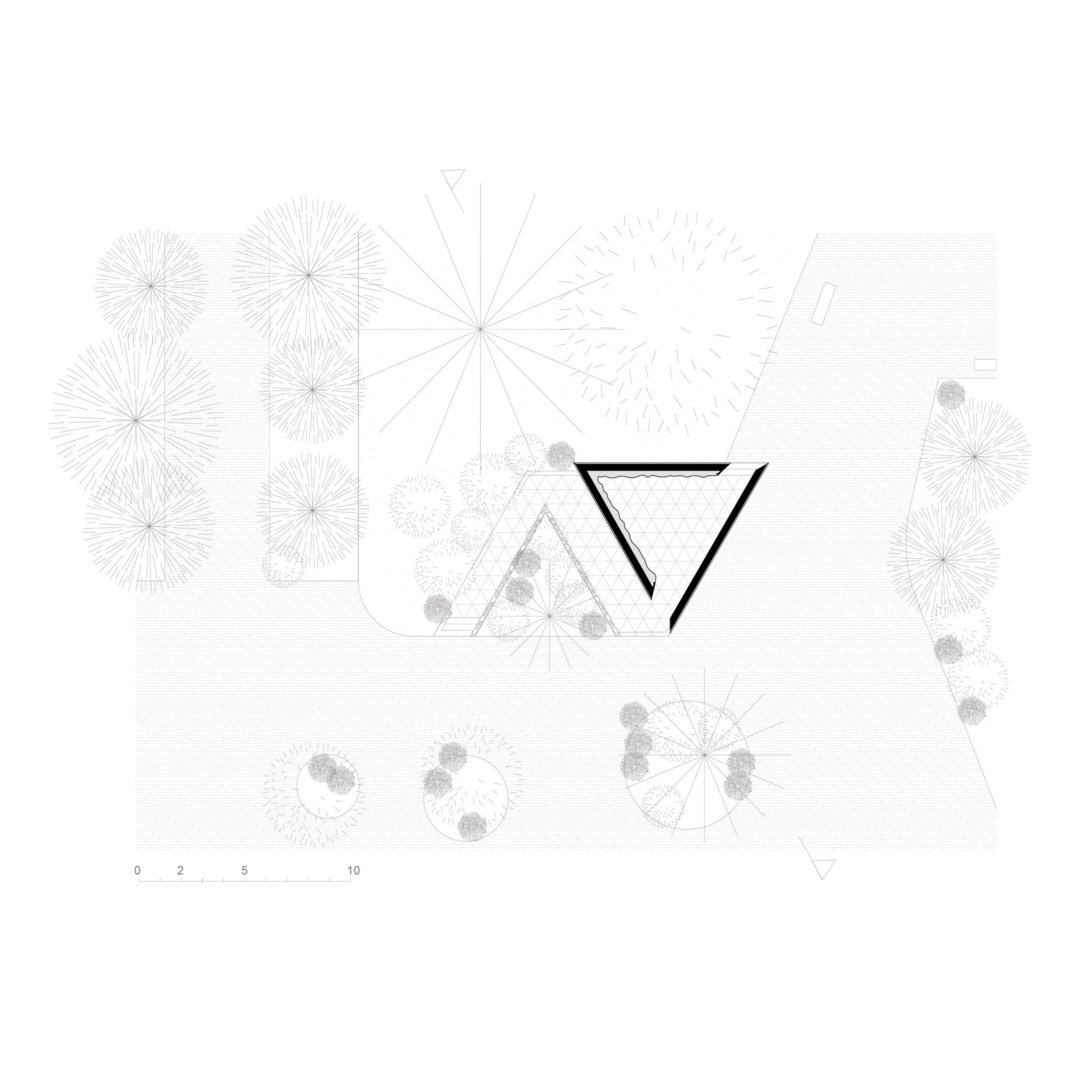 Plan architectural en noir et blanc d'un espace extérieur avec de nombreux arbres, un bâtiment et une structure en forme de triangle.