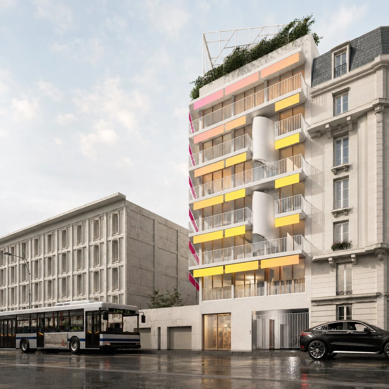 Un bâtiment moderne avec des balcons colorés en jaune, orange, rose et violet. Il y a une station de bus et une voiture noire au premier plan, et un autre bâtiment classique à côté.