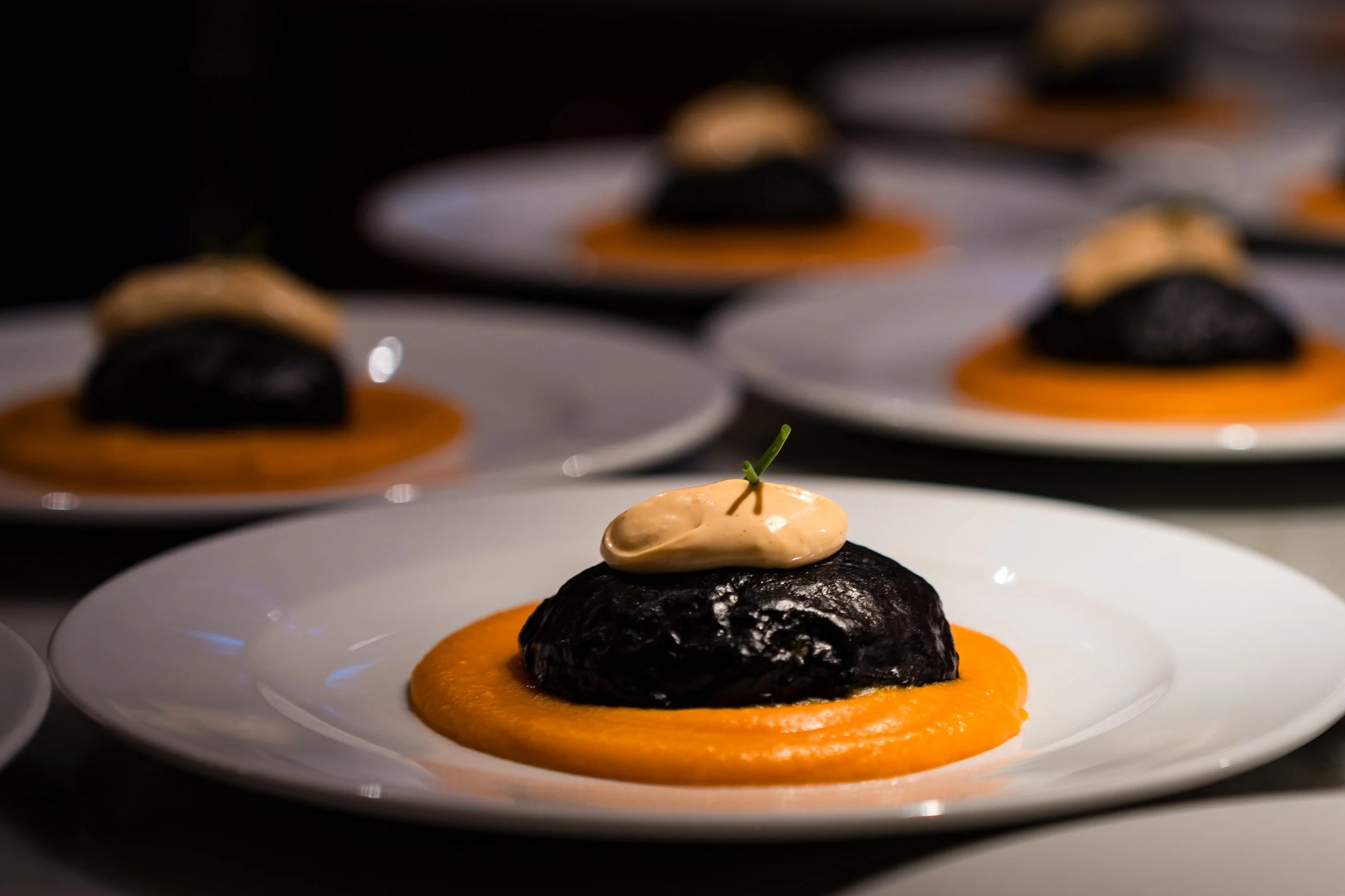 Baozi relleno de langostinos y gambas con mayonesa de kimchee y parmentier de boniato y yuzu.