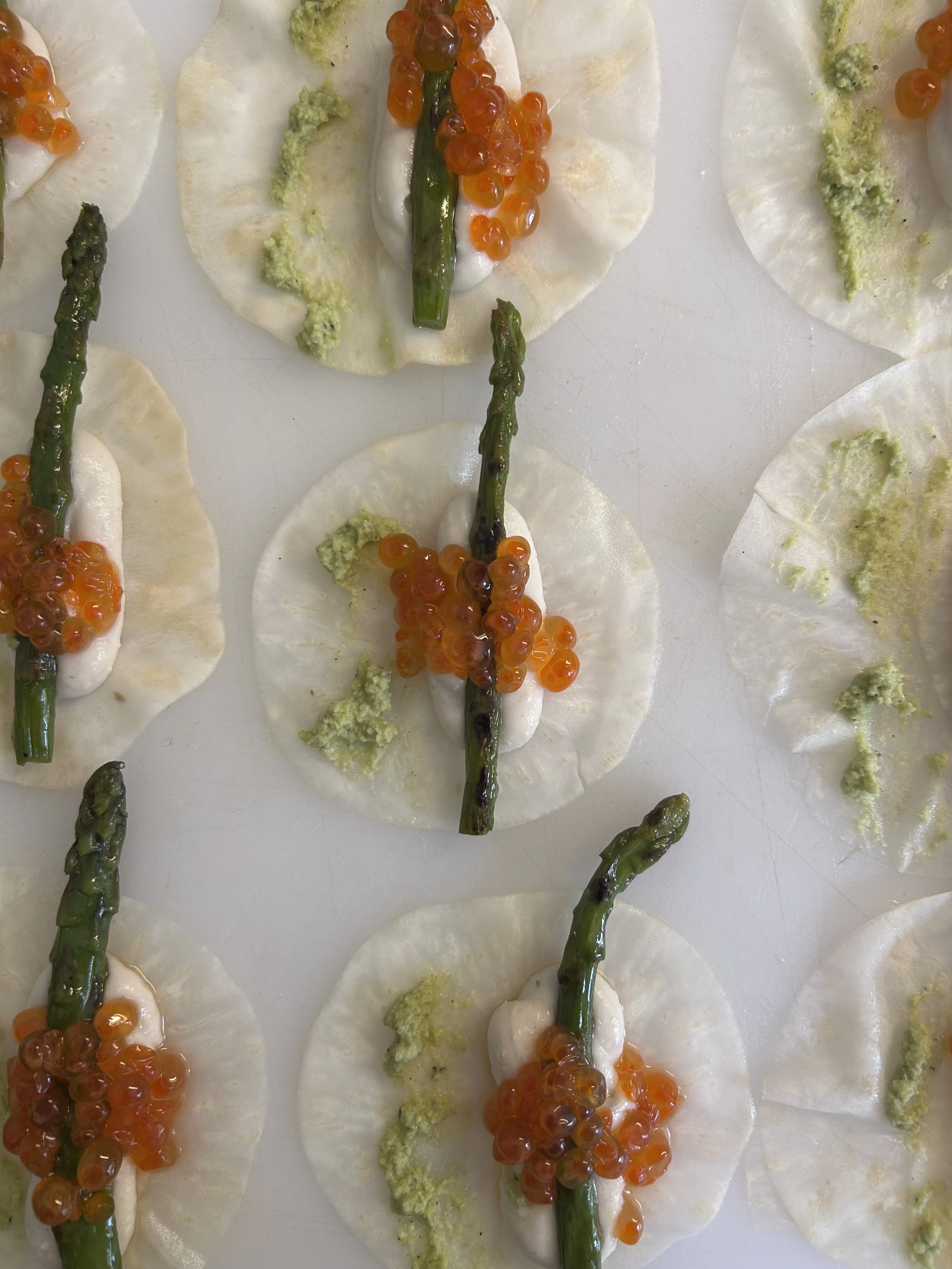 Ravioli de apionabo, espárragos asados y caviar de salmón, ikura.