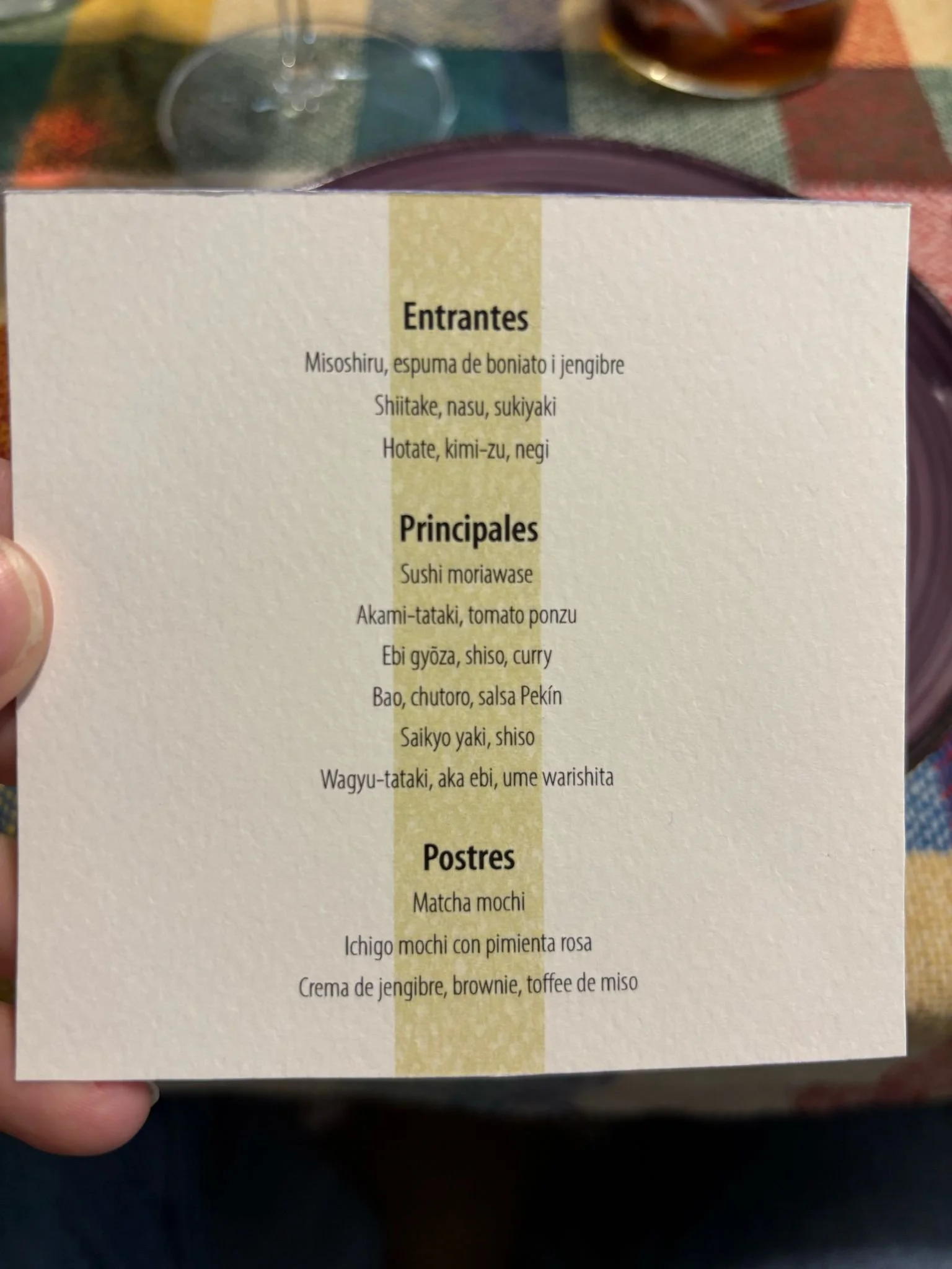 Menú de comida con secciones de entrantes, principales y postres, con nombres en japonés y descripción en español.
