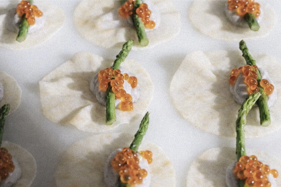 Mini tortillas con una albóndiga de carne, un espárrago y caviar de salmón encima.