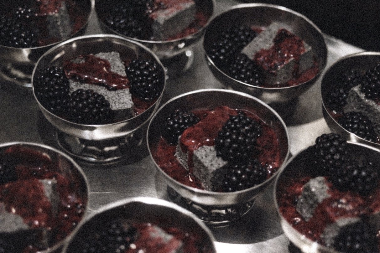 Postres en copas con moras negras, gelatina y cubos de gelatina