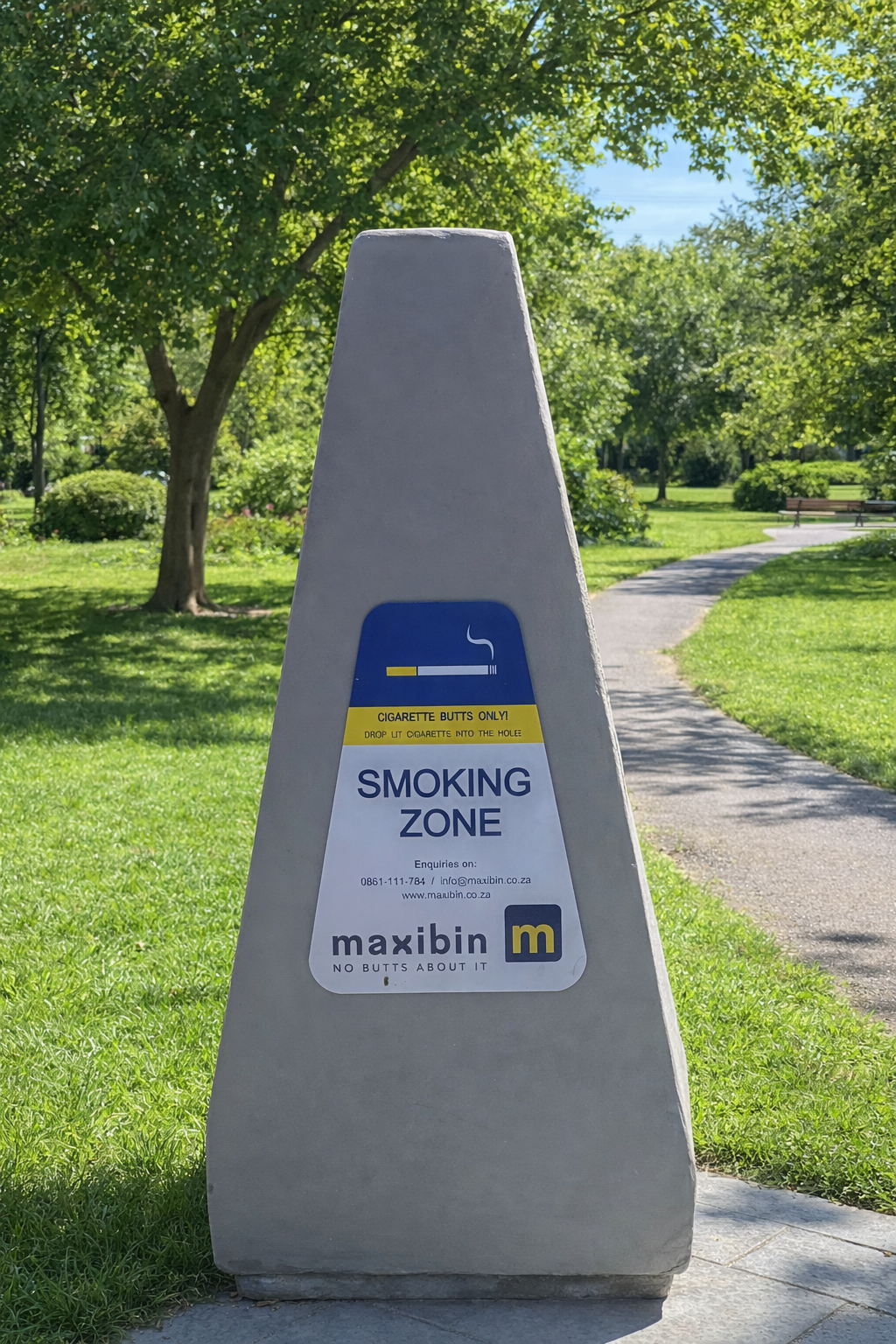 Plain concrete Maxibin in a park.png