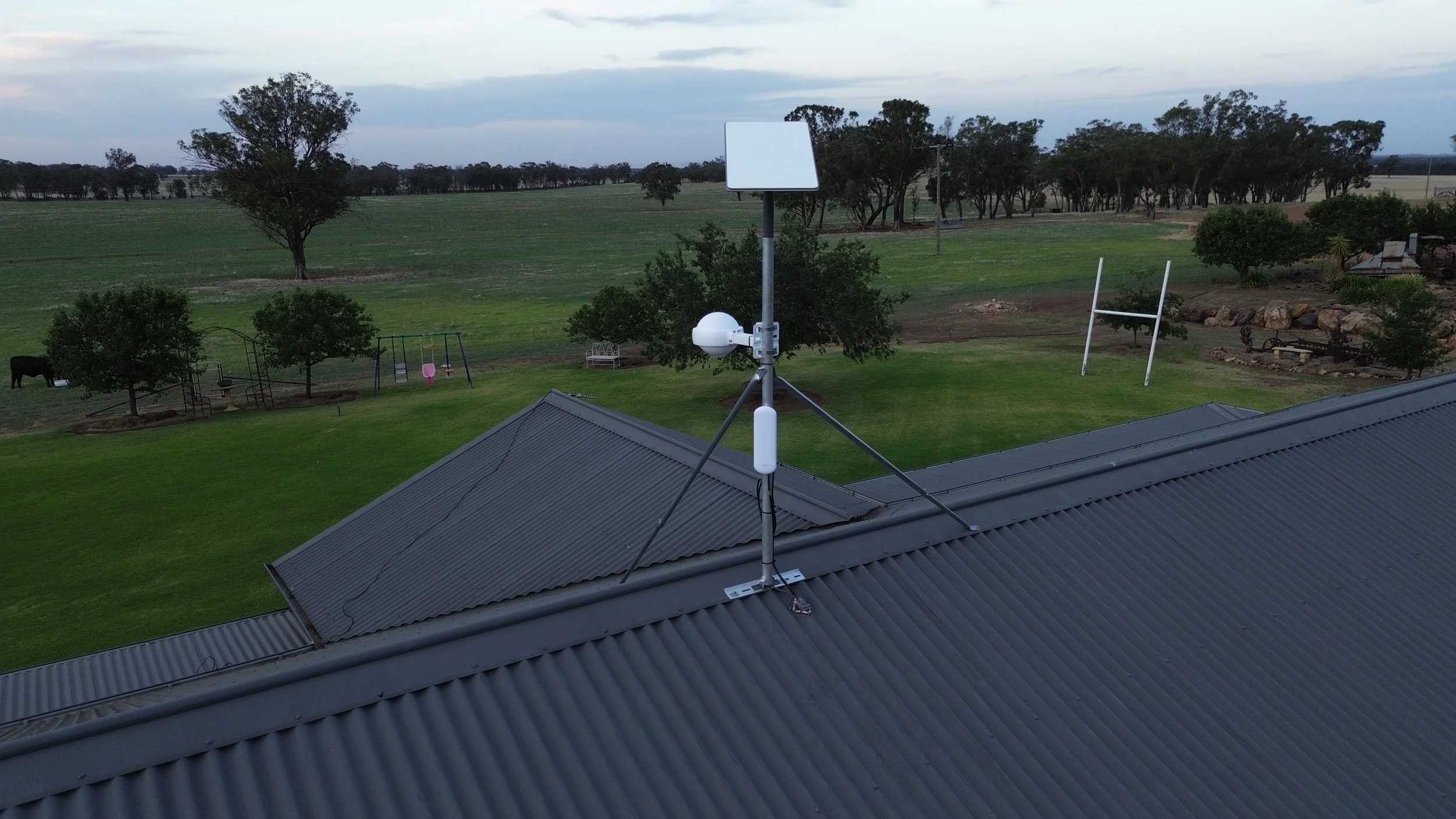Rooftop Farm homesteah starlink install, outdoor wifi range extender and point to point wireless internet link to sheds on a farm near Temora NSW
