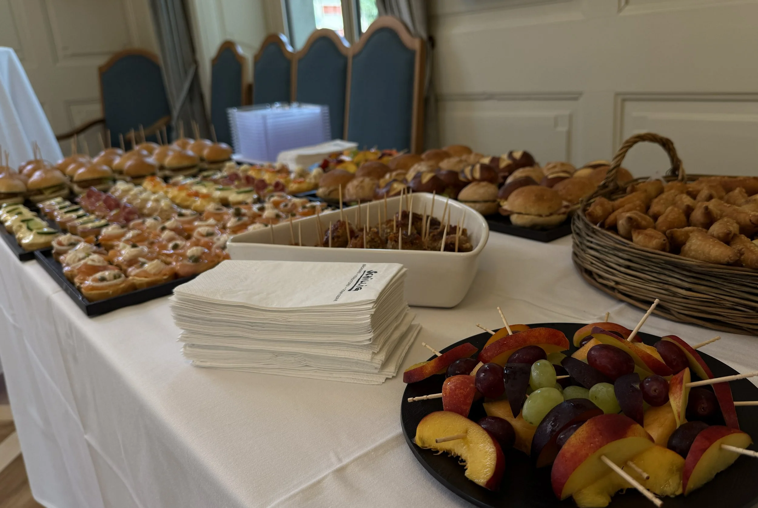 Platten mit Canapés, Partymutschli, Hamburgerli, Fleischbällchen und Fruchtspiessli