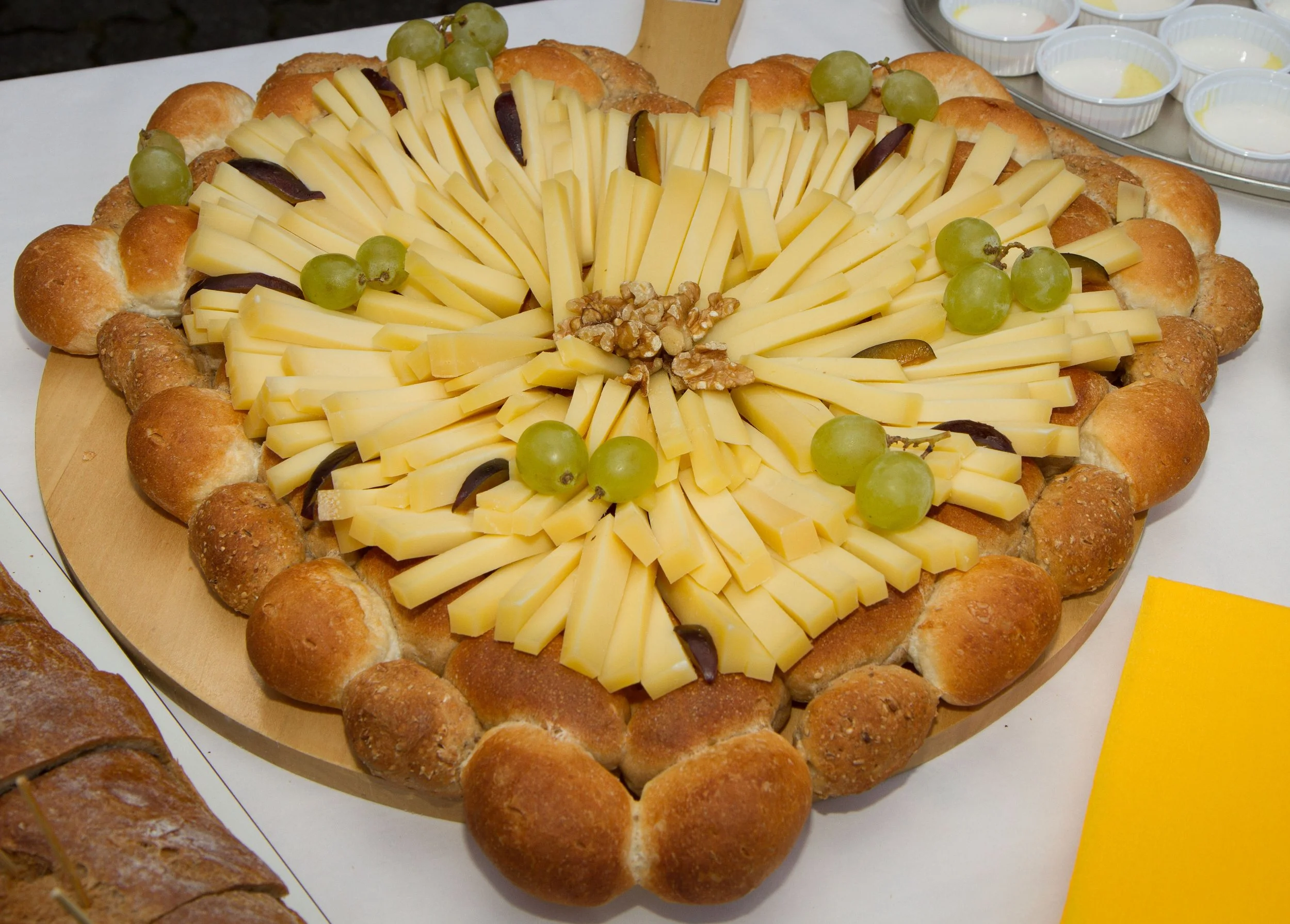 Partybrot mit Käse belegt
