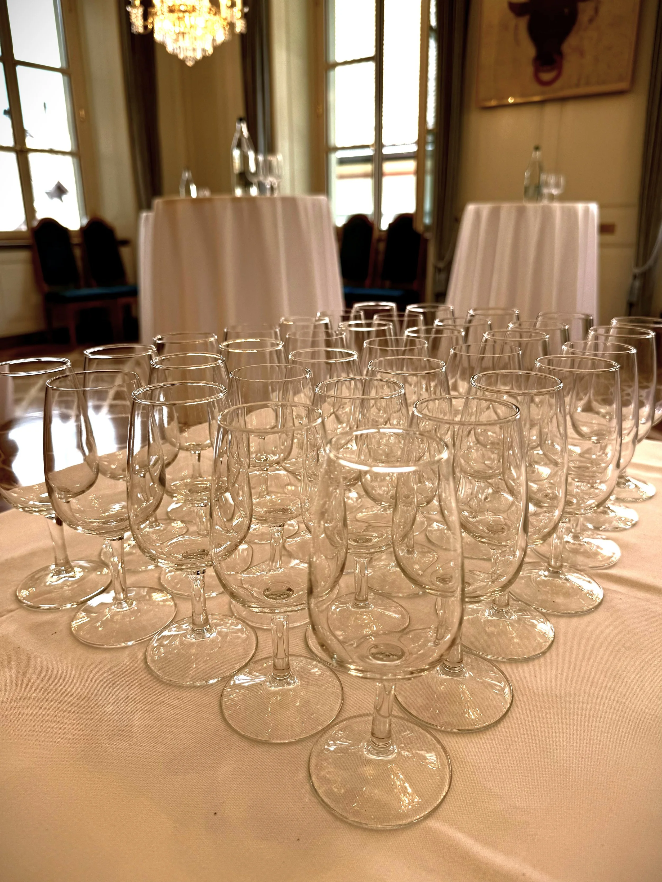 Catering Rathaus Stillleben Gläser und Stehtische.jpg
