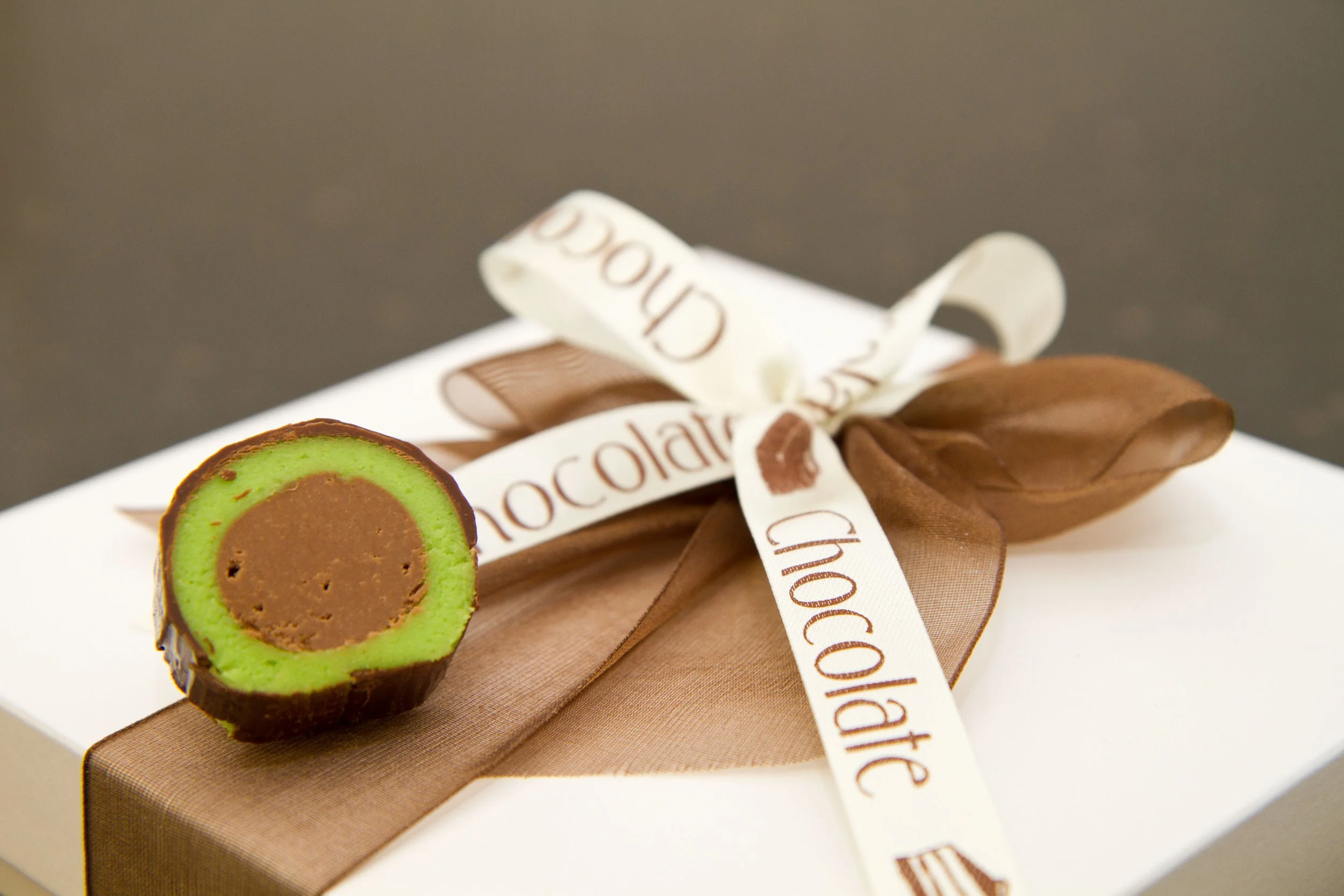 schöne Verpackung für Pralinen mit einem Praline als Dekoration von der Bäckerei Schillig in Bürglen und Erstfeld