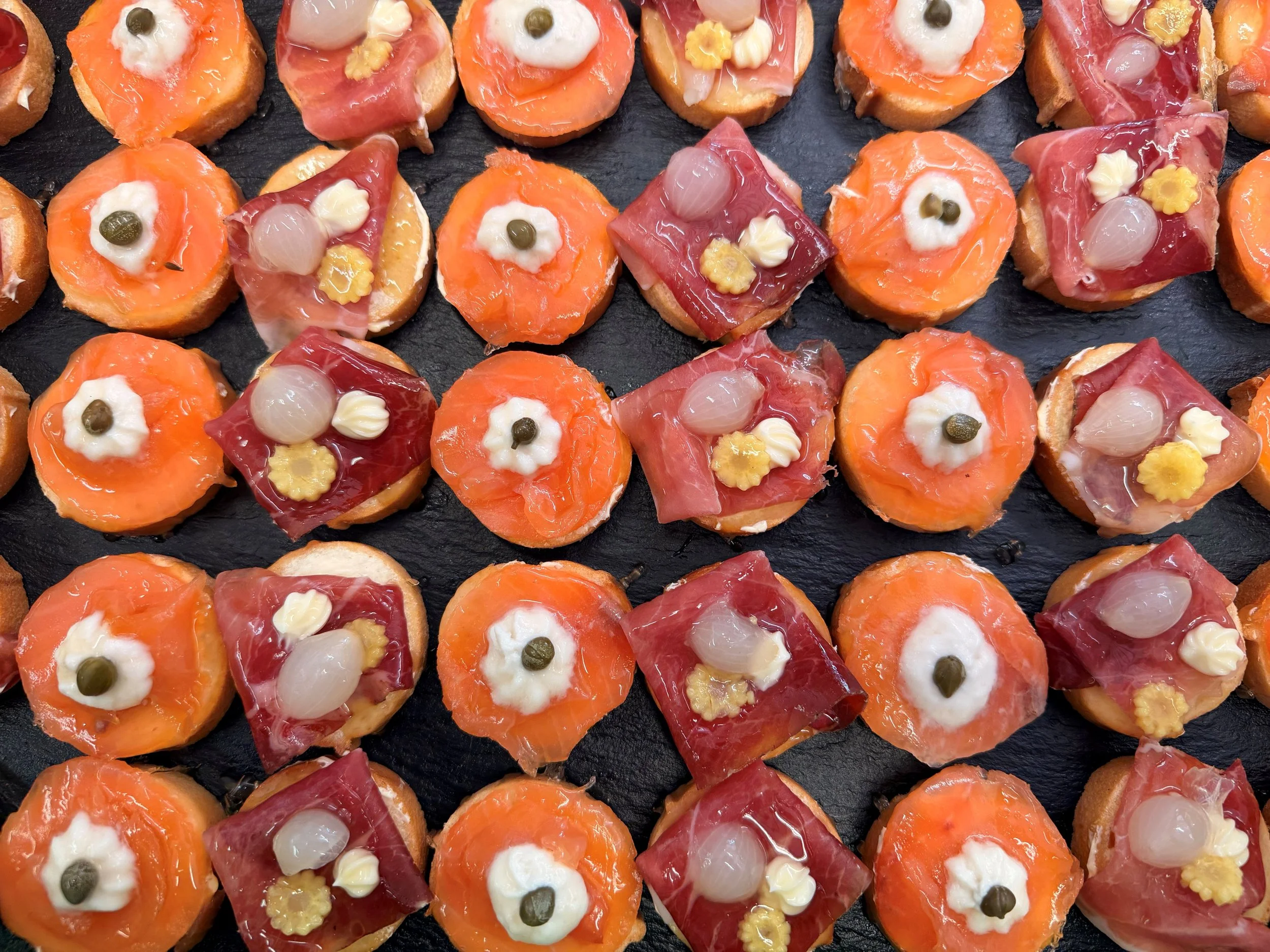 Platte mit mit Lachs- und Rohschinken Canapés